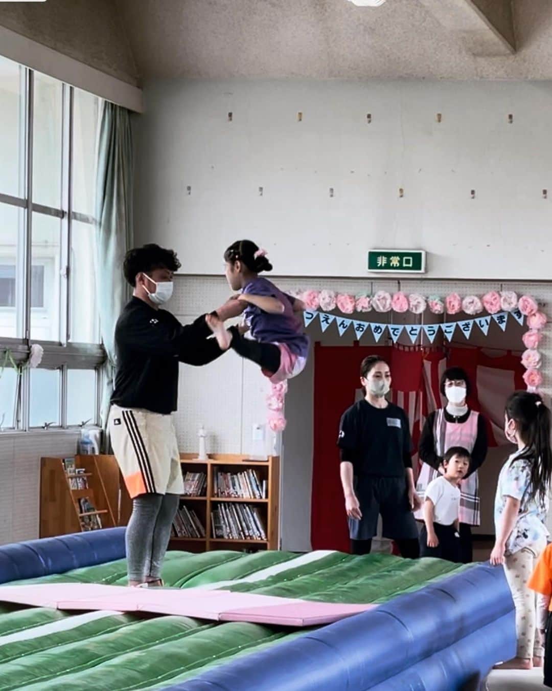 のインスタグラム：「Starting new activity 💖 Both kids are still not easy to handle but I am doing my best.  #cheermom #チアダンス #体操教室 #gym #トゥタッチ」