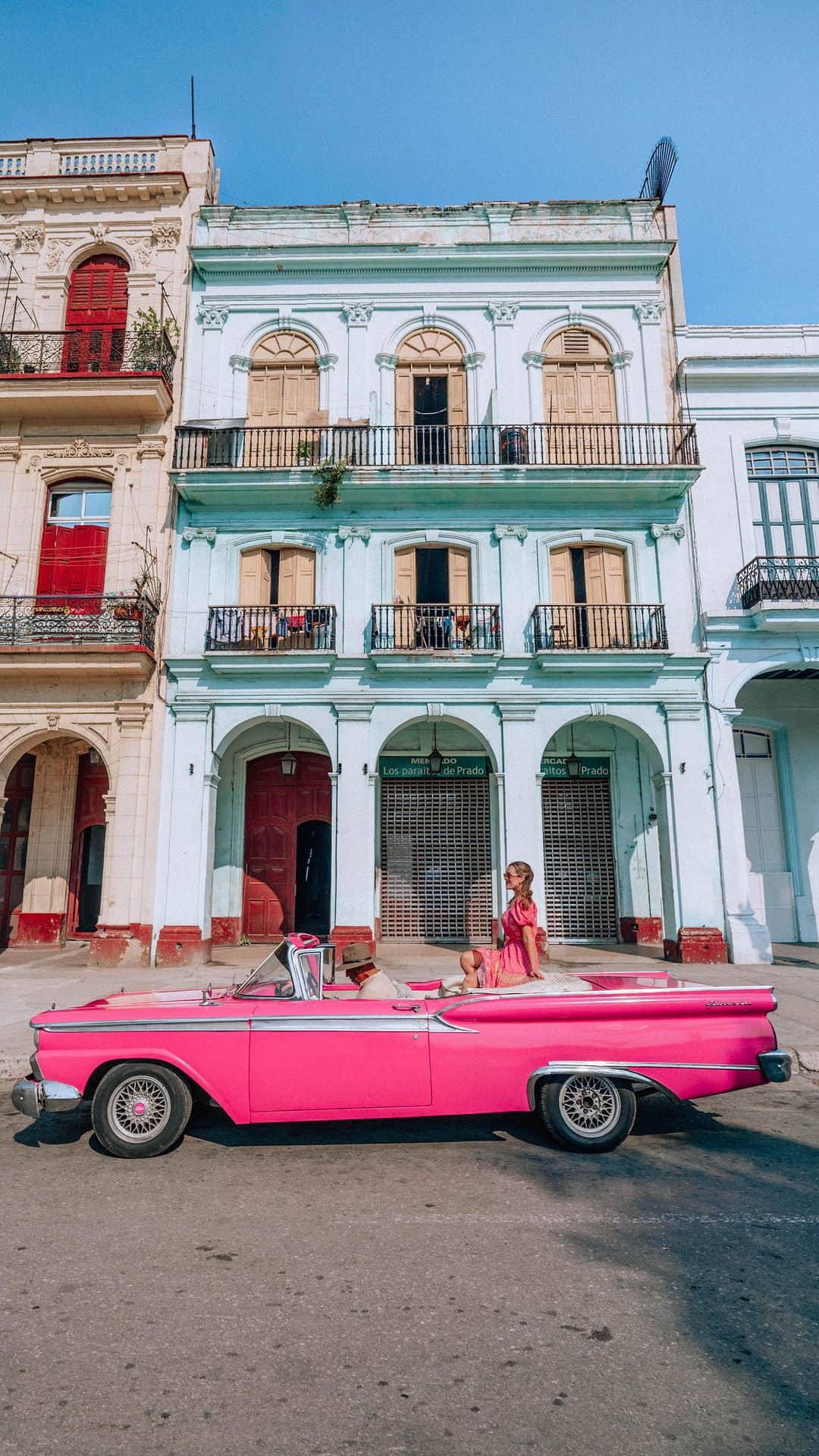Izkizのインスタグラム：「Exploring beautiful Cuba 😍 Here is a rough guide to our Itinerary 👇🏻  🇨🇺 Havana, we spent a couple of days exploring the beautiful city of Havana where we ate at well known restaurants such as La Bodeguita Del Medio, had drinks on the rooftop of the Kempinski Hotel overlooking the Capitol and the Great Theatre of Havana, watched the famous Tropicana Show which has been going since 1939, walked the streets until our feet hurt and took a ride in a hot pink convertible classic car! 🚗   🇨🇺 Santiago De Cuba, a 1 hour flight from Havana. We spent a few days exploring the bustling town of Santiago de Cuba and nearby places such as La Gran Piedra, the Cobre Basilica and El Morro castle before going on a bus ride to Baracoa stopping off at the most Wastern point in Cuba called Maisi ⛪️   🇨🇺 Baracoa, the oldest city and one of the most charming in Cuba. Located in the Guantanamo province, this Cuban jewel is hidden among mountain ranges and beautiful beaches. We visited black beaches, chocolate farms and cruised down the river in Yumuri Canyon 🚣‍♂️  One very bumpy bus ride later we arrived at the gorgeous…  🇨🇺 Cayo Saetia, here we spent the day swimming, eating, riding horses and relaxing in the stunning nature and the most turquoise sea. We then had a sunset cruise on a catamaran towards Holguin with lots of music and drinks 🍹   All in all such a memorable and eye opening trip. Learnt a lot, met some great people and made memories for life! ❤️  #havana #cuba」