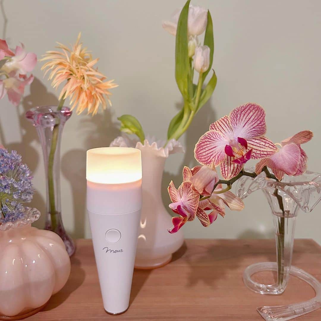 makoのインスタグラム：「♡  この時期は花粉と強風🌬で 肌が揺らぎがちなので美顔器を導入🌷  @official_mous のpluminus 💫  手持ちの洗顔、化粧水、パックの上から使えて🙆🏼‍♀️ 敏感肌には手持ちの物で使えるの大事！  ぷにぷに感も気持ち良い〜🫧  4月14日まで5,000円offになるcoupon発行して頂きました🫧  coupon code 🫧xxby5🫧 (クーポンコードは公式サイトのみ有効）  #美顔器 #毛穴 #リフトアップ #美肌 #トーンアップ #mous #プルミナス #PLUMINUS #おこもり美容 #インテリア #PR」