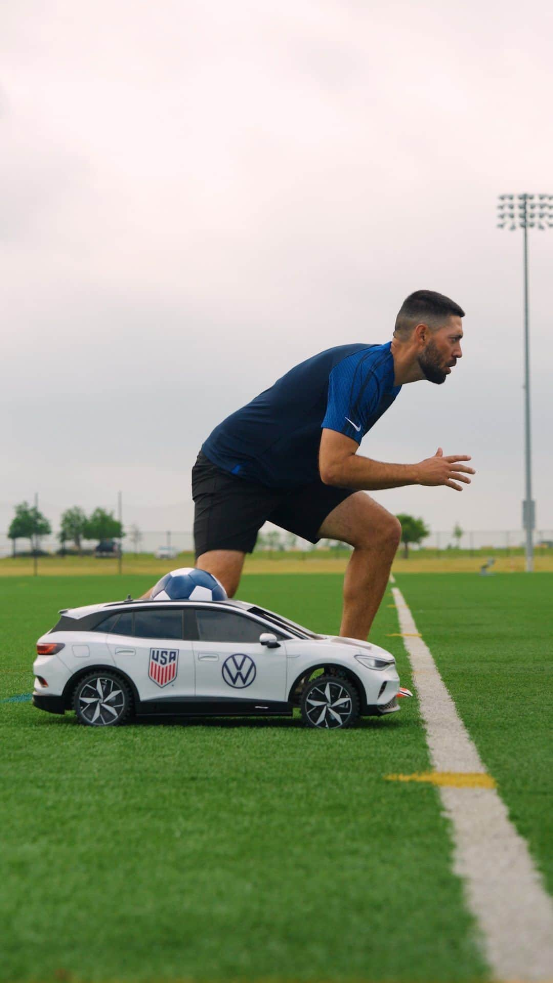 Volkswagen USAのインスタグラム：「Two feet. Four wheels. A race for the ages.  Watch @usmnt legend Clint Dempsey take on the all-electric tiny ID.4 at our first VW Youth Soccer Clinic of 2023. Who wants a re-match? 👀   #VWGrowingTheGame #VWTinyCar #ClintDempsey #USMNT #USSoccer」