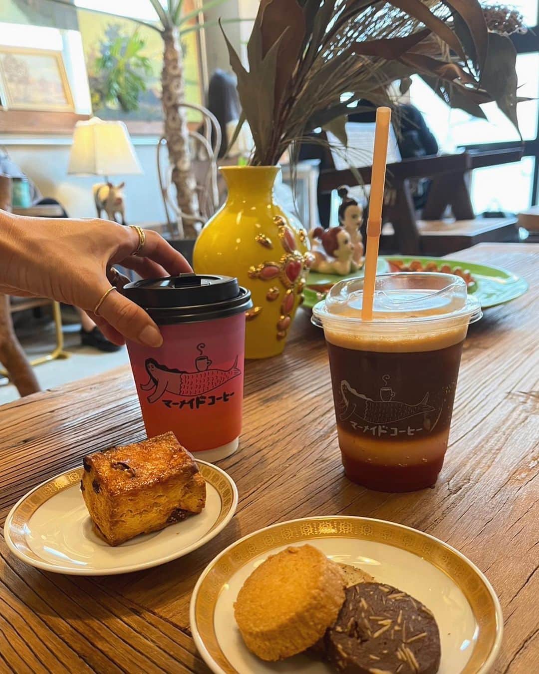 eiko kagamiのインスタグラム：「娘が連れて行ってくれるお店シリーズ☕️  先日はこちらへ @mermaid_coffee_roasters   美味しいし店内素敵だし、 あととにかくスタッフの方たちがみんな明るくて優しかった♡ やっぱり人が空間を生み出すね🫶 . . . . . . #カフェ#マーメイドコーヒーロースターズ#カフェ巡り#親子#高校生ママ#ママライフ#春休みが長い」