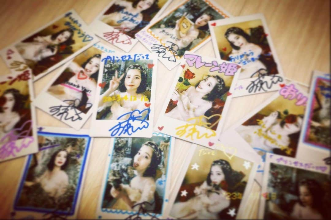 小菅怜衣さんのインスタグラム写真 - (小菅怜衣Instagram)「❤︎ 　 　 #プリンセスだって  グッズのソロチェキにサインを入れました☺︎ ※サインはランダムです。2枚に1枚くらいの割合で描きました✌︎ 　 慣れないポスカ使用のものも何枚か…… 　 是非観劇の記念にお迎えください🌹  　 　 #舞台 #プリンセス #グリム童話 #童話 #白雪姫 #シンデレラ #マレーン姫 #チェキ #チェキのある生活 #チェキ会 #落書き #思い出 #世界にひとつ #instax #instaxmini #ポスカ  #princess #stage #japanesegirl #actress #japaneseactress」4月11日 23時27分 - kosuge_rei