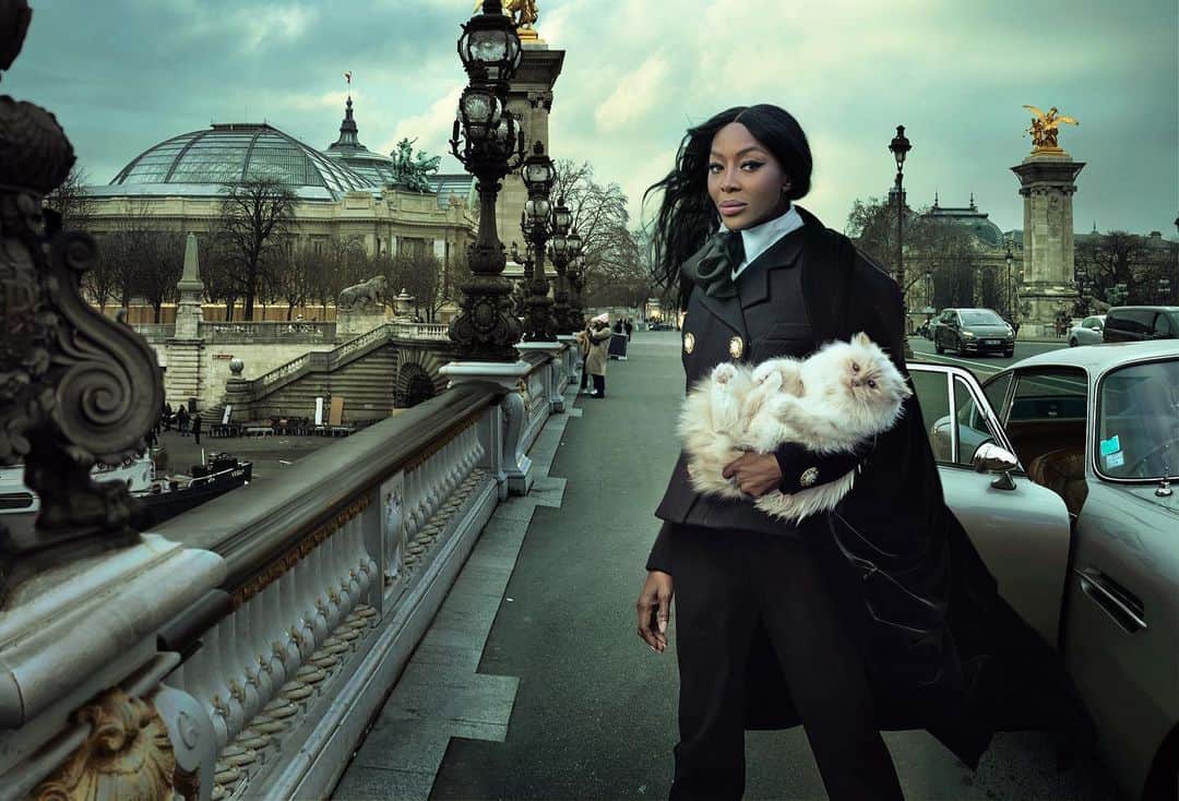 バルマンのインスタグラム：「KARL LAGERFELD: A CELEBRATION The one and only @naomi channels Karl Lagerfeld’s signature style, accompanied by the designer’s beloved cat Choupette, in a custom creation by Balmain Creative Director @olivier_rousteing for the May 2023 issue of @voguemagazine. The issue - which features reinterpretations of Monsieur Lagerfeld’s style by ten of today’s foremost designers - comes just weeks before the 2023 Met Gala set to honor his contributions to the fashion industry.   Photography by @annieleibovitz and styling by @alex_jordan_harrington for @voguemagazine May 2023 issue」