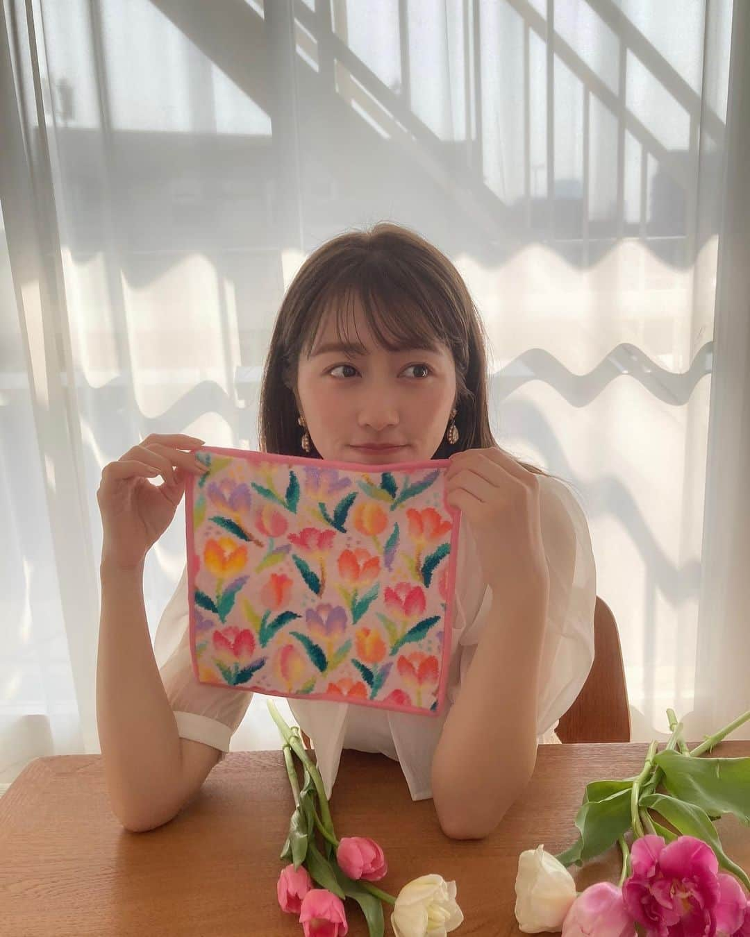 美人百花さんのインスタグラム写真 - (美人百花Instagram)「LOVERARY BY FEILERを愛するレディのみなさん🤍そして#あーりん こと#佐々木彩夏 ちゃんを推すファンのみなさん💗 遅すぎたのか…、いや早すぎたのか…。ついにあーりんちゃん×フェイラーさんが本日発売の美人百花5月号にて共演を果たしました🥺💐  今回、あーりんちゃんが紹介してくれるのは#ラブラリーチューリップ のアイテム🌷🌷🌷 ピンク、白、黄色など、鮮やかなチューリップがデザインされた、バッグやハンカチ、ポーチなどはレディたちの春をより鮮やかに彩ること間違いなしです☺️ こちらは、なんと本日より発売開始！（公式オンラインショップでは、本日の正午より販売予定） 売り切れる前にぜひゲットしてくださいね🙌  さて、ここでみなさんへ誌面&撮影の裏話を。  チューリップの花言葉は思いやりなのですが、みなさんはこの花言葉の愛にまつわる伝説があることをご存知ですか❔  その昔、オランダの小さな村に住む少女の心を射止めようと、3人の騎士たちがそれぞれの家宝である王冠、剣、黄金を彼女へプレゼントします。しかし、心優しい少女はひとりに決めることができず、花の女神に「私をお花の姿に変えてください」とお願いするのです。そうして誕生したのがチューリップと言われ、3人の騎士からプレゼントされた王冠が花に、剣が葉に、黄金が球根になったとされています🌷  そして今回、あーりんちゃんには「チューリップの少女になりきってほしい！」とお願いをして、撮影へ🥺 その場で簡単にお話しただけなのに、こちらの意図を的確に汲み取ってくれ、とっても素敵な写真ができあがりました✨✨✨ありがとう、あーりんちゃん😭😭  以前からフェイラーさんの大大大ファンだった、あーりんちゃん💓💓💓普段から使っているポーチもハンカチも、ラブラリー バイ フェイラーのものばかりだそう😍（撮影の日に持ってきていたものも、ほとんどラブラリー バイ フェイラーのものばかり！）  実は3月号の付録だったレターブックにも大感動していて、愛用している柄を教えてくれました✨✨ 今回は特別にそのときのオフショトもお届け💁‍♀️🤍なんて目の保養なんでしょう………🫶  ぜひこの機会に、みなさんもあーりんと一緒にLOVERARY BY FEILERの沼へとどんどん浸かってみませんか？🤭  撮影（6~7枚目）／岡本俊  #美人百花 #美人百花5月号 #ラブラリーバイフェイラー #ラブラリーチューリップ #佐々木彩夏 ちゃん #あーりん #思いやり #毎日を彩ろう」4月12日 9時00分 - bijinhyakka