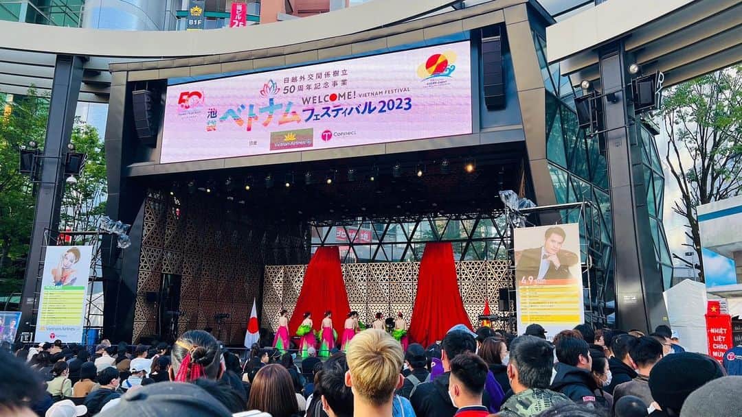 フォンチーのインスタグラム：「『池袋ベトナムフェスティバル 2023』二日目。 二日間、延べ5万人以上の方に御来場頂きました。 全てのイベントが思うように開催出来なかったここ数年を思い返してみると、今こうやって無事に開催出来た事だけでも奇跡で、沢山のお客様に御来場頂いている事も奇跡です。 素敵なパフォーマンスでベトフェスを彩って下さった出演者の皆様 毎年大きなイベントを開催する為に最大限の御尽力を頂いているスタッフの皆様 そして何より池袋まで足を運んで下さった皆様 ありがとうございました。 池袋を皮切りに、福岡、代々木公園、大阪、ベトナムと日越外交関係樹立50周年を記念して、今年は5ヶ所でベトフェスが開催されますので、また遊びに来て下さい！ 改めまして 『池袋ベトナムフェスティバル 2023』 御来場下さった全ての皆様 ありがとうございました。 ⁡ "Ikebukuro Vietnam Festival 2023" Day 2. A total of more than 50,000 people visited the two days. Looking back on the past few years when not all events were held as expected, it is a miracle that we were able to hold the event safely like this, and it is also a miracle that so many people have come to see us. All the performers who colored the festival with wonderful performances All the staff who are doing their best to hold a big event every year. And above all, everyone who came to Ikebukuro thank you very much. Beginning in Ikebukuro, Vietnam, Fukuoka, Yoyogi Park, Osaka, and Vietnam, VietFest will be held in 5 locations this year to commemorate the 50th anniversary of the establishment of diplomatic relations between Japan and Vietnam, so please come visit us again! Once again "Ikebukuro Vietnam Festival 2023" All of you who came to visit us thank you very much. ⁡ "Lễ hội Ikebukuro Việt Nam 2023" Ngày 2. Tổng cộng có hơn 50.000 người đã đến thăm trong hai ngày. Nhìn lại những năm qua khi không phải tất cả các sự kiện đều được tổ chức như mong đợi, thật kỳ diệu khi chúng tôi có thể tổ chức sự kiện một cách an toàn như thế này, và cũng thật kỳ diệu khi có rất nhiều người đến xem chúng tôi. Tất cả những người biểu diễn đã tô điểm cho lễ hội bằng những màn trình diễn tuyệt vời Tất cả các nhân viên đang cố gắng hết sức để tổ chức một sự kiện lớn hàng năm. Và trên hết, tất cả những ai đến Ikebukuro Cảm ơn rất nhiều. Bắt đầu từ Ikebukuro, Việt Nam, Fukuoka, Công viên Yoyogi, Osaka và Việt Nam, VietFest sẽ được tổ chức tại 5 địa điểm trong năm nay để kỷ niệm 50 năm thiết lập quan hệ ngoại giao giữa Nhật Bản và Việt Nam, vì vậy hãy đến thăm chúng tôi một lần nữa! Rất vui được gặp bạn "Lễ hội Ikebukuro Việt Nam 2023" Tất cả các bạn đã đến thăm chúng tôi Cảm ơn rất nhiều. ⁡ ⁡ ⁡ ⁡」