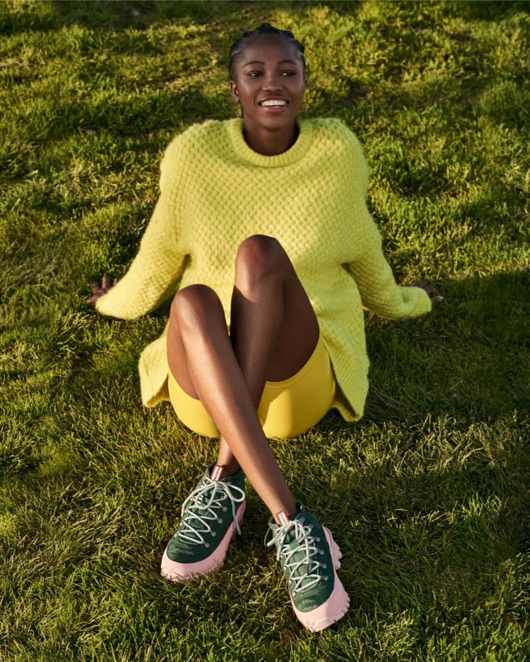 ハンターブーツのインスタグラム：「Explore in style with our new packable Travel Explorer Boots, perfect for sunny spring afternoons outdoors and weekends away. ⁣ ⁣ Each pair features 100% recycled uppers, midsoles, linings and insoles and is set on responsibly-sourced FSC® certified rubber. ⁣ ⁣ Photographer: @JahmadBalugo⁣⁣ Model: @RhennyAlade⁣ DOP: @samhhunter⁣⁣ Make-up: @Karo_Kangas⁣⁣ Stylist: @Candice__Bailey」