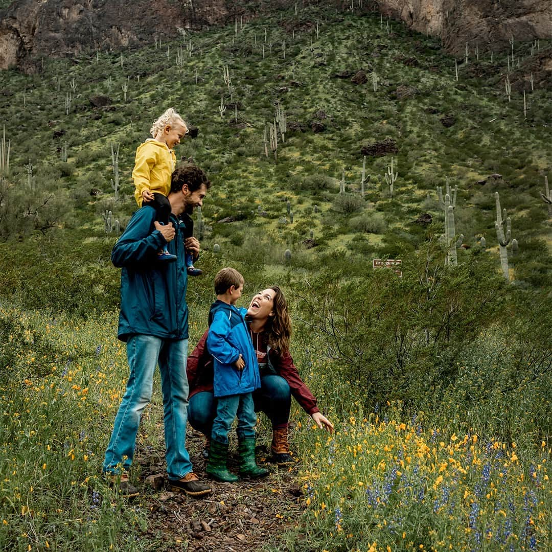 L.L.Beanさんのインスタグラム写真 - (L.L.BeanInstagram)「Connecting with nature is one of the best ways to connect with each other. #BeanOutsider (📸: @roamwithbus)」4月11日 23時33分 - llbean