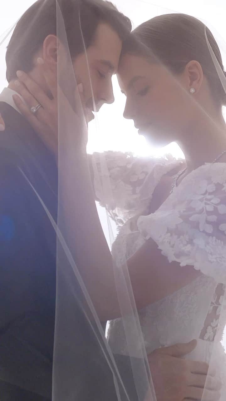 ハリー・ウィンストンのインスタグラム：「Exceptional diamonds mark one of life’s most meaningful moments—the instant when you realize that dreams do come true, that you and your beloved are together ever after. Celebrate your incredible love story with timeless engagement and wedding jewelry from the House of Harry Winston. Tap the link in bio to commemorate your everlasting love. #BrilliantlyInLove #HarryWinston」