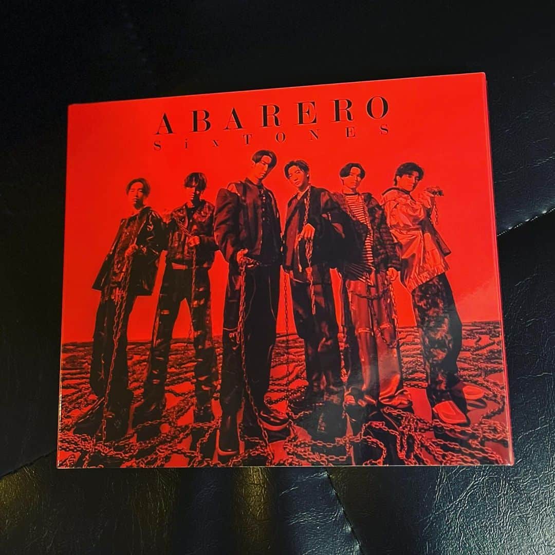 森田恭子のインスタグラム：「今日は一日、大阪お仕事dayでした。帰宅したら届いてた♪  ４曲目が欲しくて通常盤を買ったけど、２曲目もいいなぁ。もちろんリード曲も。これからさらにミュージシャンとして評価される予感。トーンを落としたラップがカッコよくて耳に残る。  #SixTONES_ABARERO  #ラジオでかけるね」