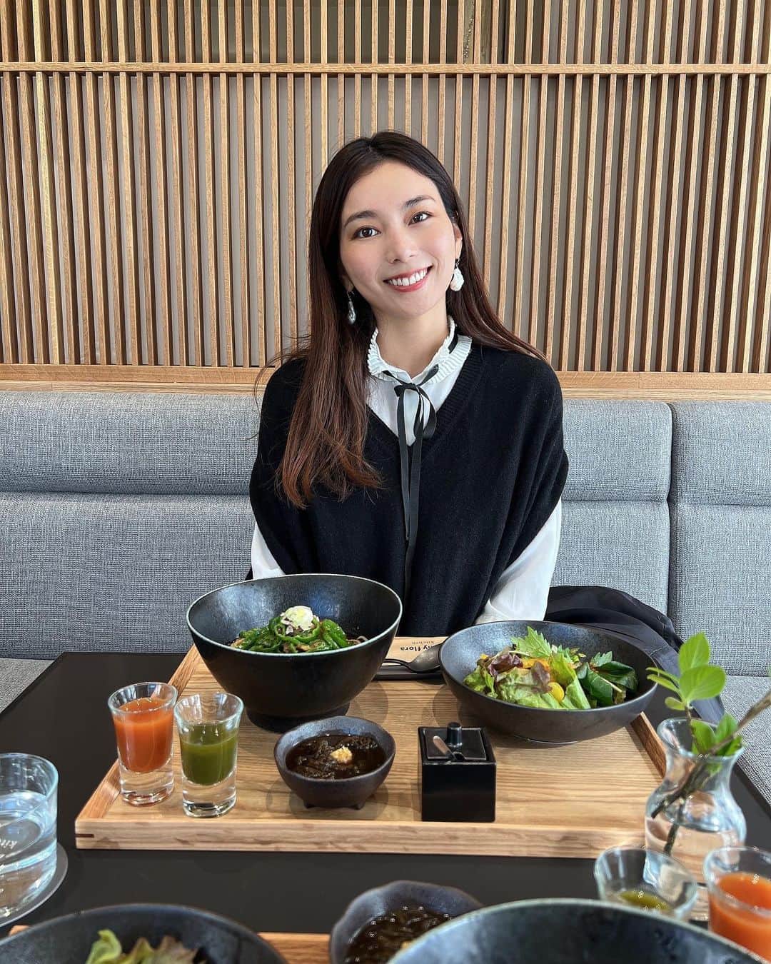 のインスタグラム：「2023.4.12にオープンする @bemyflora_kitchen のプレオープンにお邪魔しました🤍  『こだわりのおうちごはん』というキャッチコピーが表してる通り 添加物、保存料、着色料、白砂糖、香料そしてグルテンフリーのご飯が頂けるお店なの🤍  キビやアワを原料にしたグルテンフリー麺がとっても美味しくて麺だけも販売希望です🫡✨  自分で全部無添加無化調やるの大変だからここに来て 体に優しいご飯食べれるの嬉しいなぁ。  #bemyflorakitchen #ビーマイキッチン」