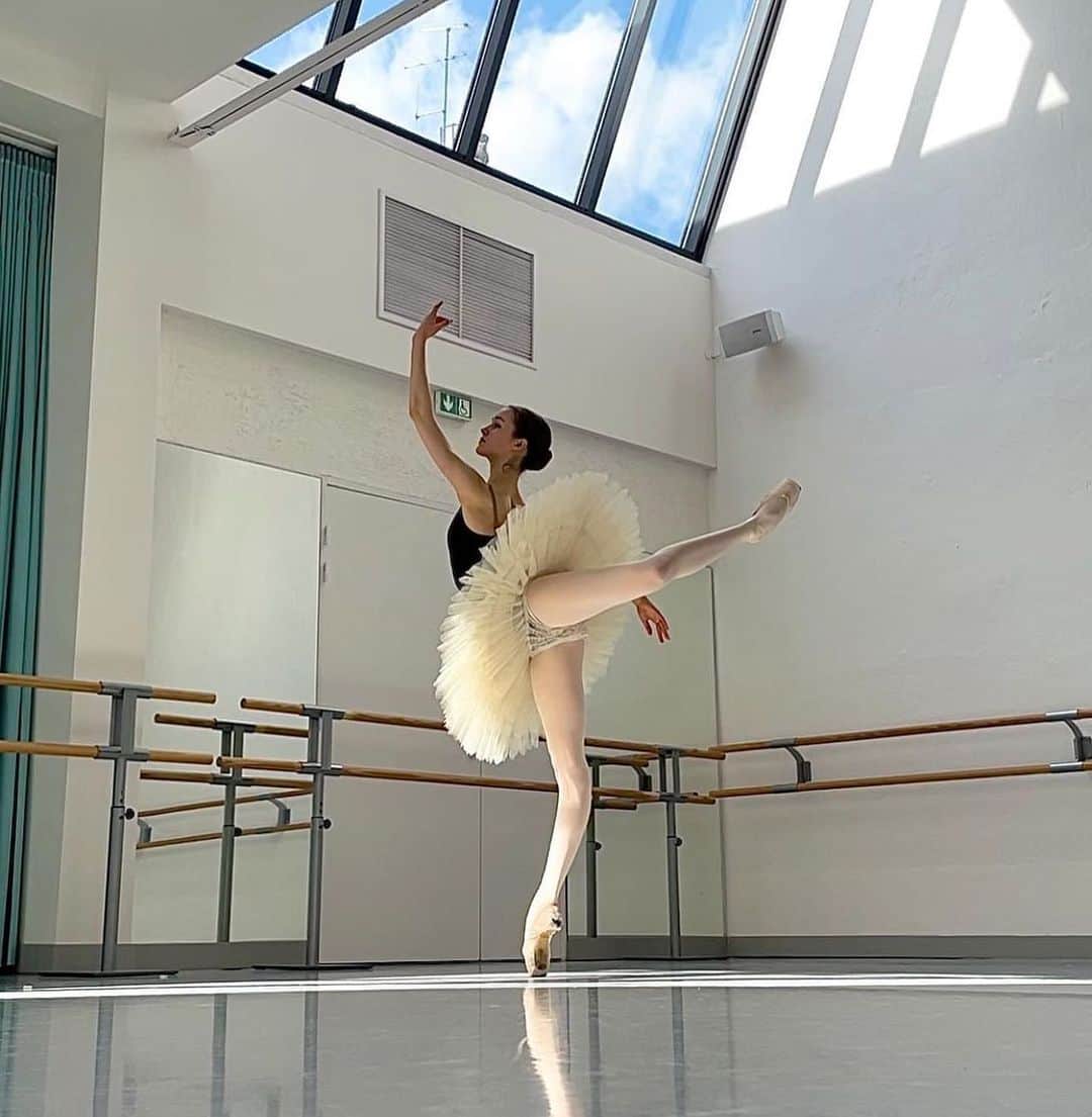 Ballet Is A WorldWide Languageさんのインスタグラム写真 - (Ballet Is A WorldWide LanguageInstagram)「So stunning 😍 @natalievikner   #natalievikner #worldwideballet 🩰🌸」4月11日 23時40分 - worldwideballet