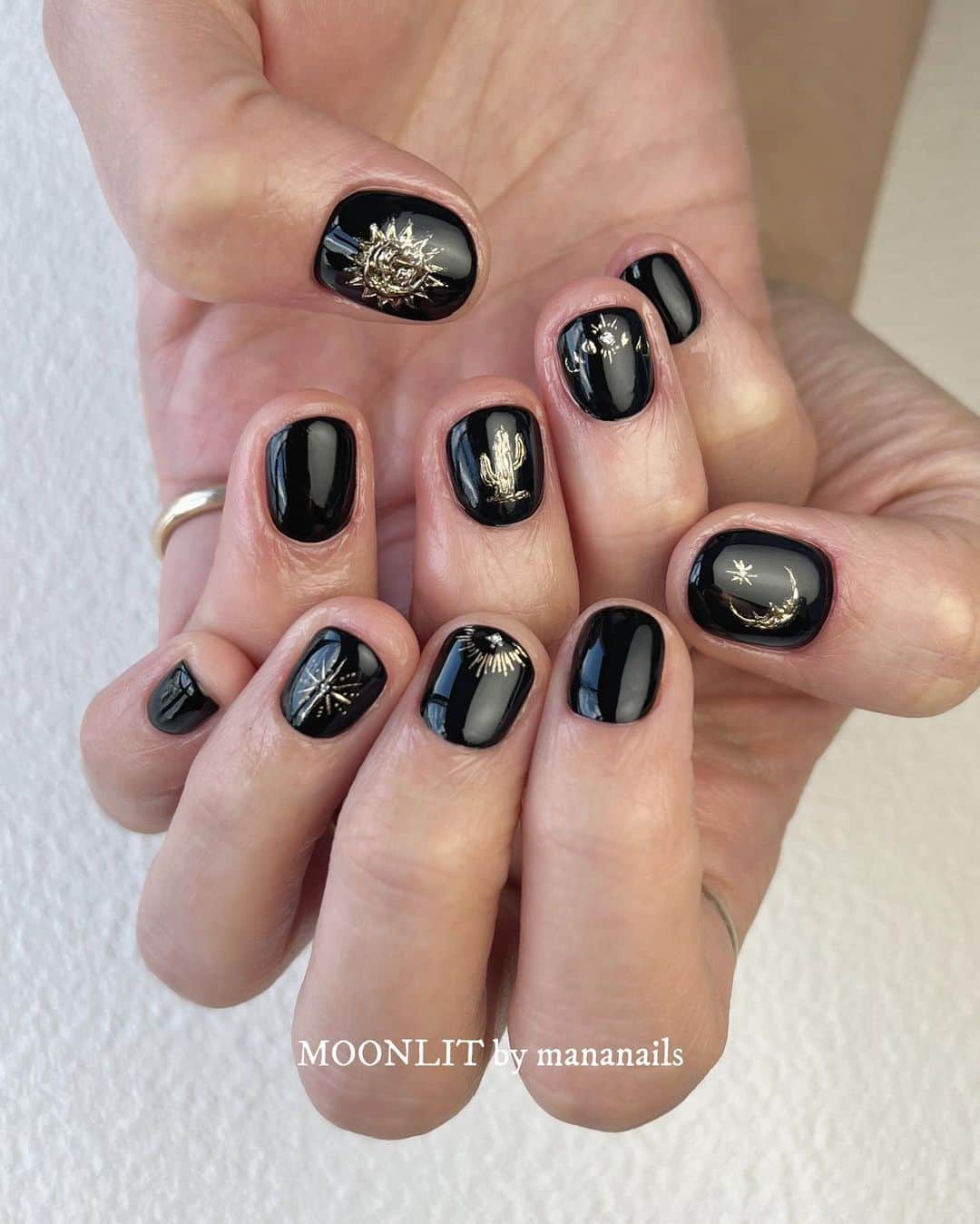 mananailsのインスタグラム：「🖤🌞🌵🌛🖤  陶芸アーティストなのでキンキンに短く✂︎! 小さな爪に黒×ゴールドかわいい🖤  ☾120min」