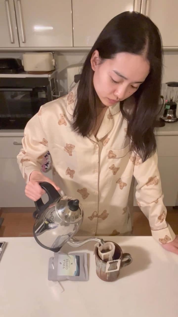 坂野志津佳のインスタグラム：「おやすみ前のコーヒータイム☕️ ⁡ ⁡ 家族が寝静まって静かなキッチンでひとり、ほっと一息😌 @yogacoffee.jp のデカフェをいれました。 ⁡ ⁡ 今日もよく頑張ったね〜 ⁡ ありがとね〜 ⁡ ⁡ と、こころの中で自分をよしよししました😆 ⁡ ⁡ あぁとても良い時間。 ⁡ ⁡ さて、みなさんまた明日も頑張りましょー！  #ヨガコーヒー #yogacoffee  #コーヒーのある暮らし #珈琲 #コーヒー #夜カフェ #マインドフルネス #coffee #coffeetime」