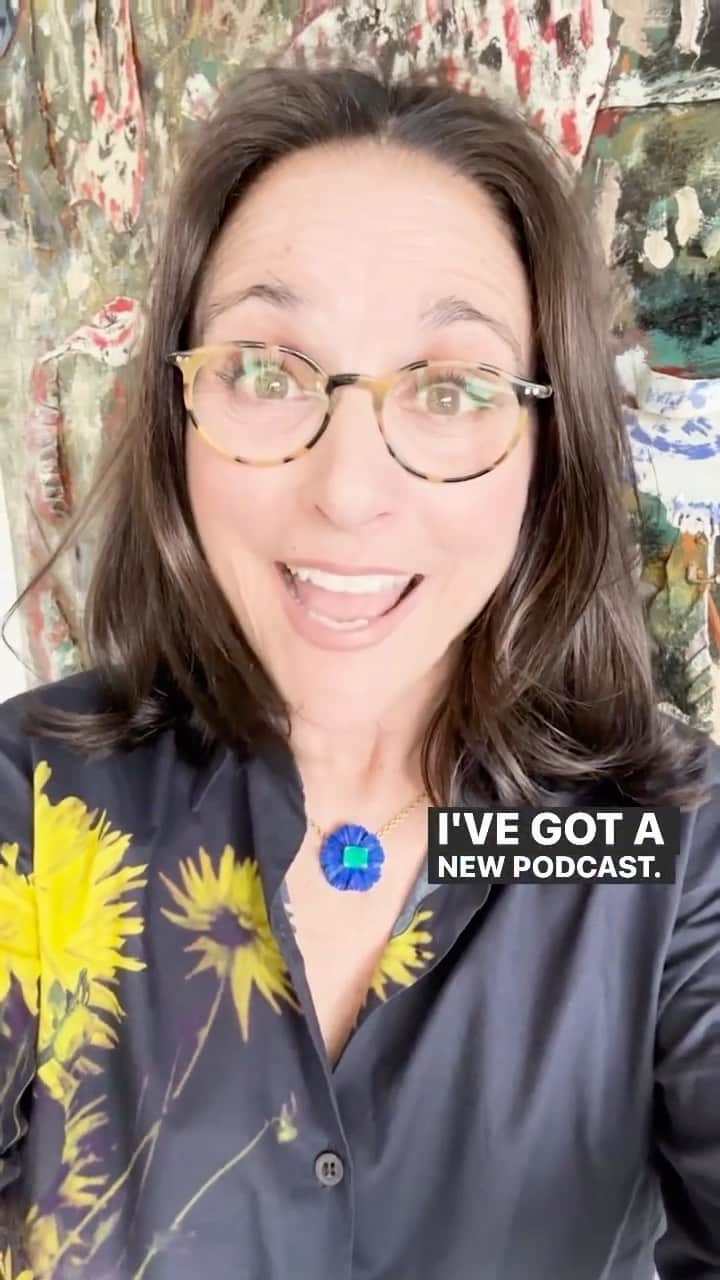 ジュリア・ルイス＝ドレイファスのインスタグラム：「Join me on my first-ever podcast, Wiser Than Me, from @lemonadamedia, where I have funny, touching, personal conversations with unforgettable women who are always WISER THAN ME.  Listen to the first two episodes today, featuring @janefonda and @allendeisabel.  Link in bio.   #wiserthanme」