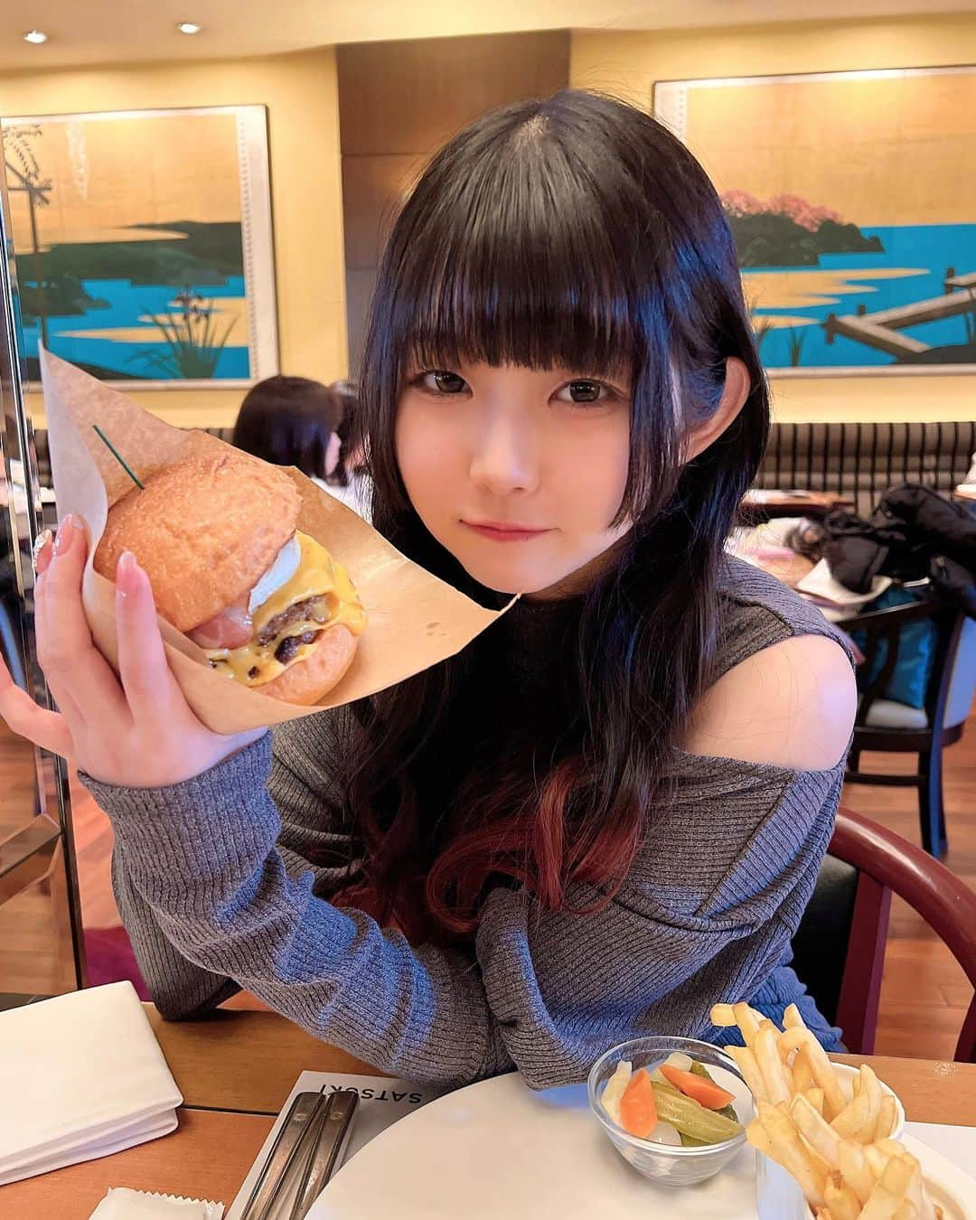 早﨑優奈さんのインスタグラム写真 - (早﨑優奈Instagram)「おいしすぎてよくわからなかった🍔」4月11日 23時48分 - hayasaki_yuna