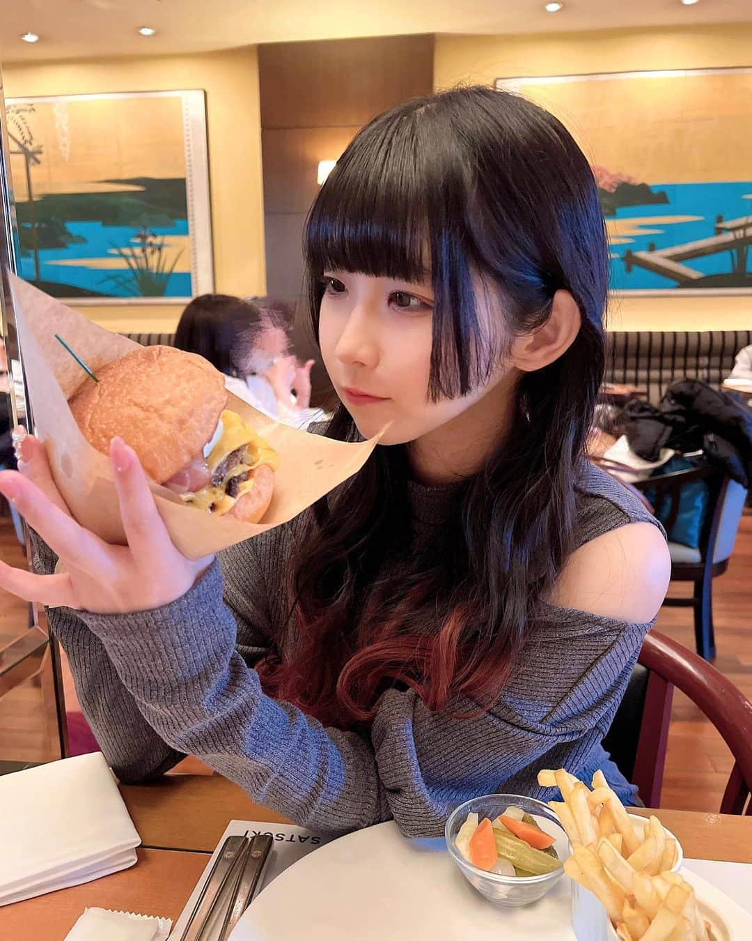 早﨑優奈さんのインスタグラム写真 - (早﨑優奈Instagram)「おいしすぎてよくわからなかった🍔」4月11日 23時48分 - hayasaki_yuna