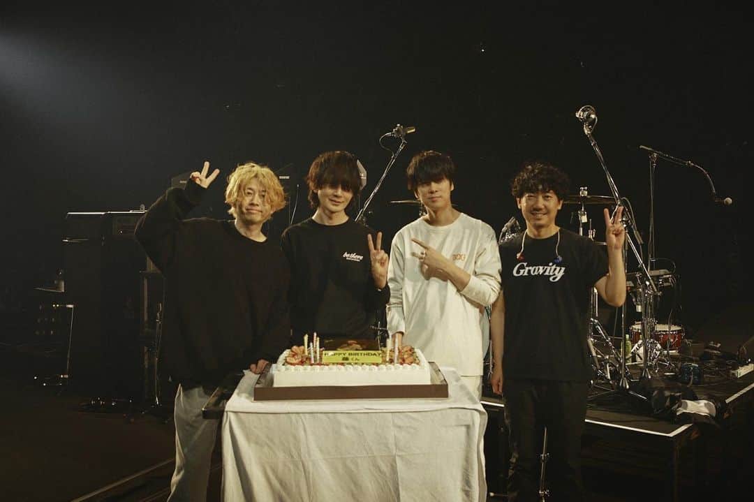 BUMP OF CHICKENのインスタグラム：「Happy Birthday Fuji!!Vocal & Guitarの藤原基央が44歳の誕生日を迎えました。」