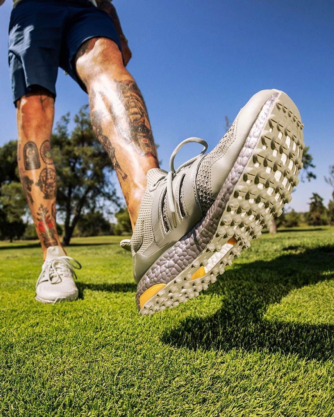 adidas Golfさんのインスタグラム写真 - (adidas GolfInstagram)「You asked. We delivered. Ultraboost Golf.   The most iconic adidas sportswear shoe comes to golf.   adiClub members get exclusive access to this colorway on adidas.com April 13th. Stay tuned for more 👀  Available in Unisex sizing. Not an adiClub member? Tap the link in bio to join.   #Ultraboost #Ultraboostgolf  #golf #골프 #ゴルフ#高尔夫」4月12日 0時01分 - adidasgolf