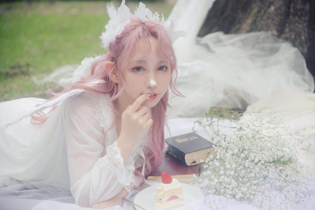 のインスタグラム：「4/11🌸My birthday🤍  お祝いのメッセージやプレゼントありがとうございます❕ 今年もしあわせです♡  camera : @shiori_____y   #お誕生日 #4月11日  #birthday #birthdaygirl」