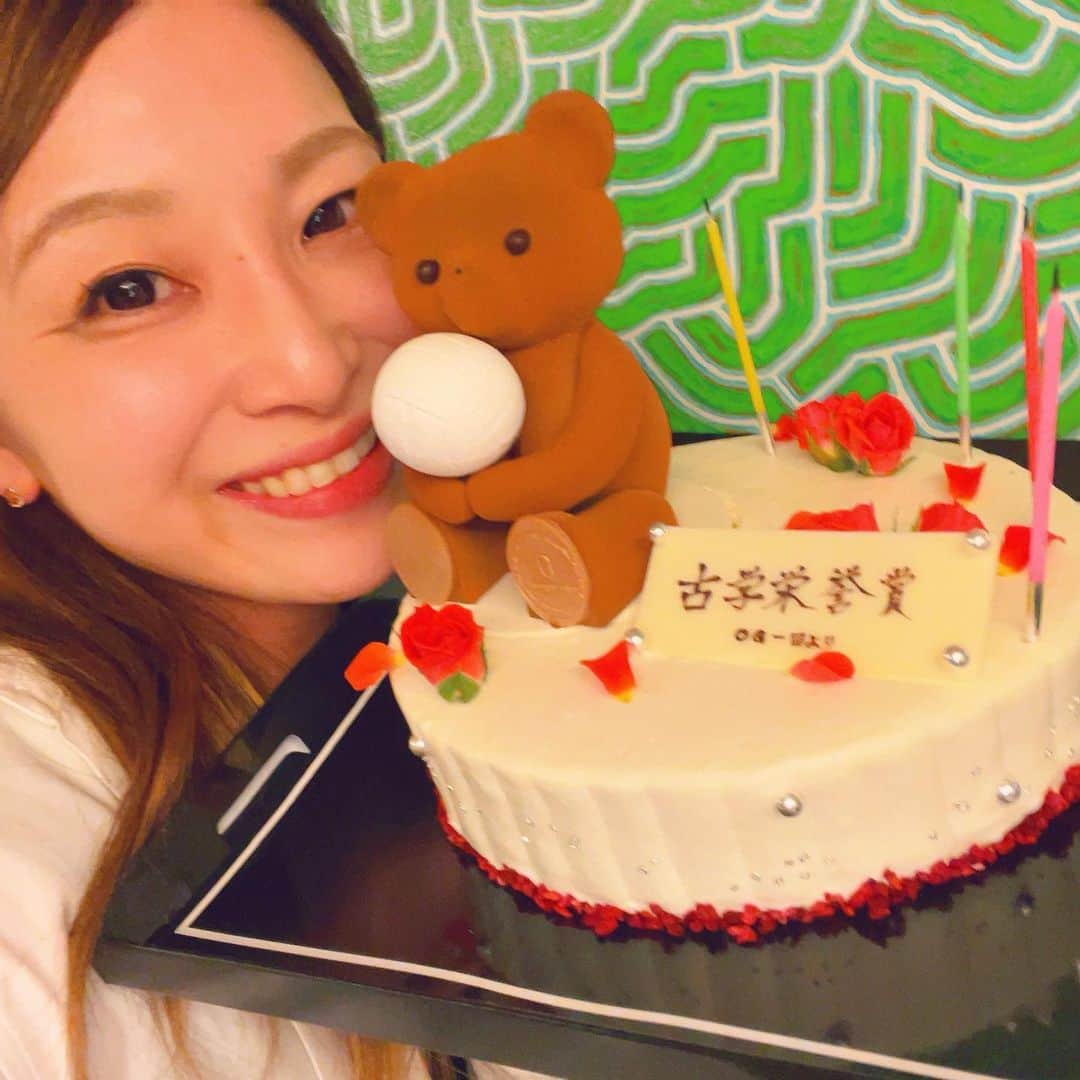 佐藤あり紗さんのインスタグラム写真 - (佐藤あり紗Instagram)「2023.4.10 . . みくとさくらが中心になって計画してくれて 古川学園女子バレーボール部の先輩・同期・後輩 からとても素敵なプレゼントをいただきました🎁 . バレーの練習以外の寮生活でも濃い時間を共にした仲間から このようなことを企画そして、協力してくれたこと。 胸がとっても熱くなりました😭❤️‍🔥 本当にありがとうございました🙏 . 幸せ者です。 . ちなみに 高校時代一緒にプレーした仲間全員に 私が1番初めにバレー辞めると思ってたって言われる笑 昨日もみくとさくらに言われた。笑笑 この2人に関しては会う度、毎回笑いながら言われる笑 (ちなみに大学一緒だった仲間からもね言われる笑) . . . #古川学園 #古川学園女子バレーボール #SATOARISA  #佐藤あり紗 #バレーボール」4月11日 23時59分 - arisa_chu