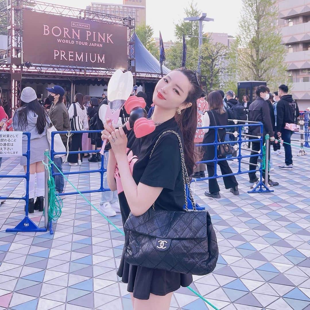 森下悠里のインスタグラム：「もう💕最高だった🥹💕💕💕  メンバー全員が最高に可愛くて綺麗で スタイル抜群🥹💕 写真や映像より生の方が更にスタイル良くて もうね、アニメキャラよりスタイル良いの！！🥹❤️  圧倒的な歌唱力、ダンスパフォーマンス どこを切り取ってもセクシーだし可愛いし 全てかっこいいし、あぁ、もう、、 ずっと感動しっぱなし😭  最高の席でBLACKPINKを拝めたことに感謝です💕💕💕  @manami_m0406 本当にありがとう🤍  まさかのお隣が大好き親子だったり 翌日気づいたんだけど後ろのお席はお友達の娘ちゃんだったというサプライズ💕 あの可愛かった赤ちゃんが美少女になっていた🤍  あの広いドームの中で幸せなミラクルが起きました😌」