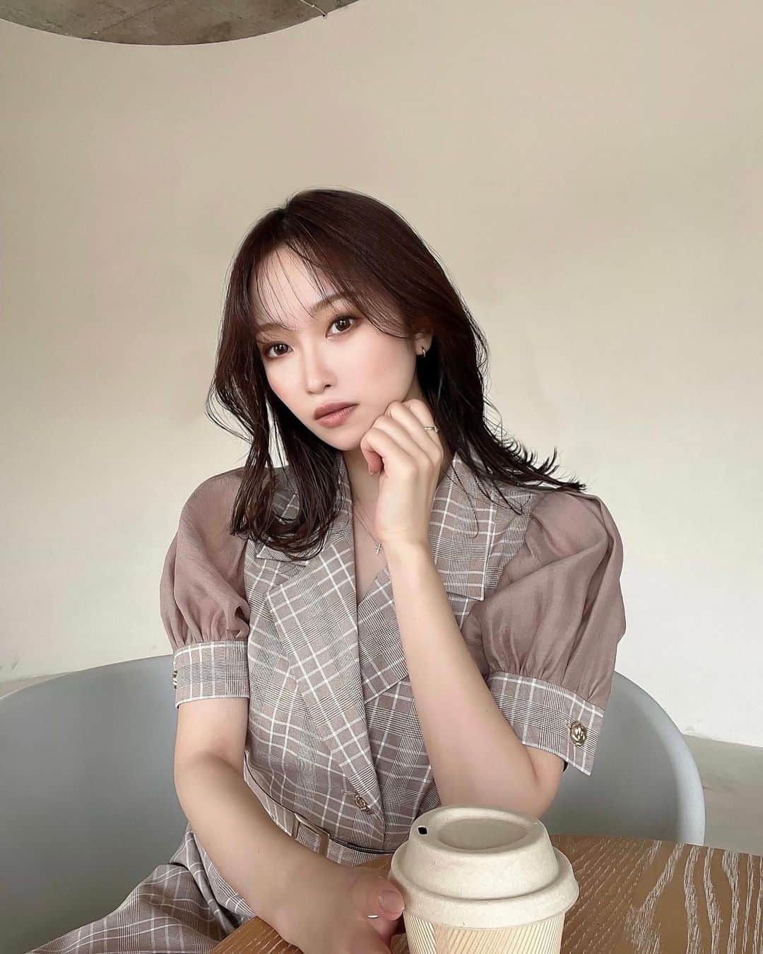 木田絵里香さんのインスタグラム写真 - (木田絵里香Instagram)「. ジャケットにもなっちゃうワンピ🧸☕️🤎 . ミックスちょい甘でかわいかった☺︎ liveでもみゆみゆがこのカラー着用してたよ🫶🏼 . #ワンピース#ミニワンピ#ジャケットコーデ」4月12日 0時04分 - erika_resexxy