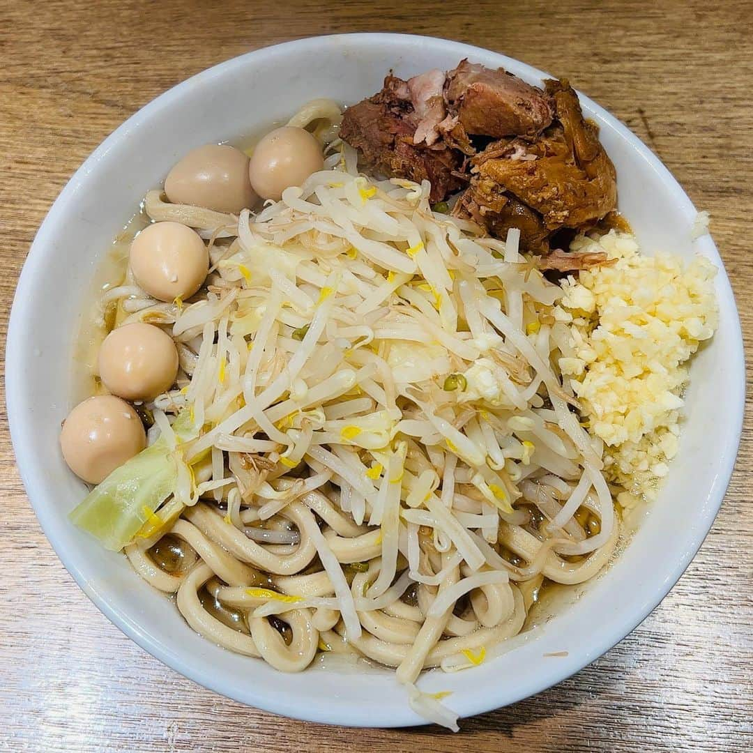 Nakajinさんのインスタグラム写真 - (NakajinInstagram)「ツアー中に食べたラーメンコレクション（の一部）  1.麺匠 佐蔵（松本） 2.博龍軒（福岡） 3.ぺぺらーめん（大阪） 4.MEN YARD FIGHT（横浜） 5.鯱輪（名古屋） 6.麺匠ぼんてん（宮城） 7.三代目 月見軒 札幌駅北口店（北海道） 8.らーめん 小僧（大阪） 9.伏竜（郡山） 10.信濃神麺 烈士洵名（東京）  #fafrotskies」4月12日 0時07分 - nakajin