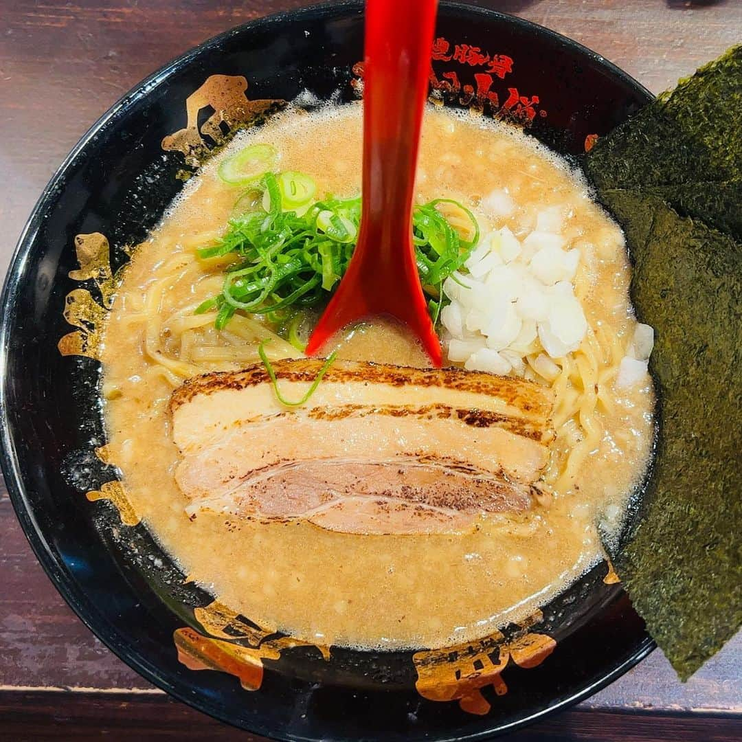 Nakajinさんのインスタグラム写真 - (NakajinInstagram)「ツアー中に食べたラーメンコレクション（の一部）  1.麺匠 佐蔵（松本） 2.博龍軒（福岡） 3.ぺぺらーめん（大阪） 4.MEN YARD FIGHT（横浜） 5.鯱輪（名古屋） 6.麺匠ぼんてん（宮城） 7.三代目 月見軒 札幌駅北口店（北海道） 8.らーめん 小僧（大阪） 9.伏竜（郡山） 10.信濃神麺 烈士洵名（東京）  #fafrotskies」4月12日 0時07分 - nakajin