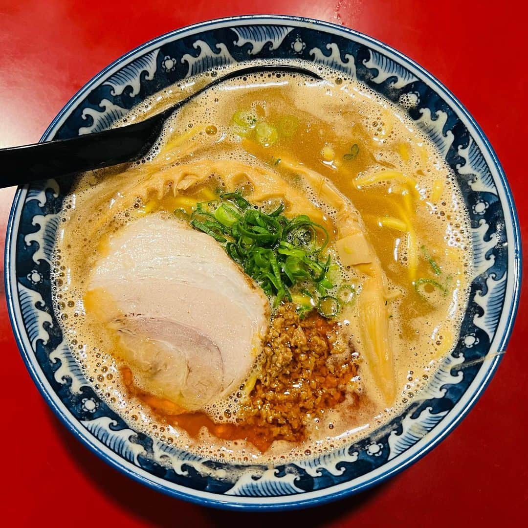 のインスタグラム：「ツアー中に食べたラーメンコレクション（の一部）  1.麺匠 佐蔵（松本） 2.博龍軒（福岡） 3.ぺぺらーめん（大阪） 4.MEN YARD FIGHT（横浜） 5.鯱輪（名古屋） 6.麺匠ぼんてん（宮城） 7.三代目 月見軒 札幌駅北口店（北海道） 8.らーめん 小僧（大阪） 9.伏竜（郡山） 10.信濃神麺 烈士洵名（東京）  #fafrotskies」