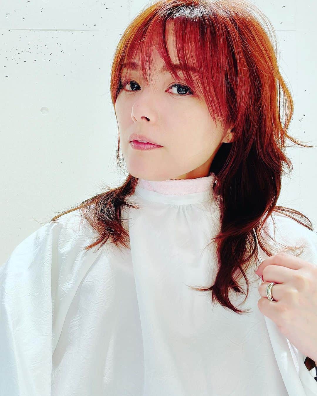相川七瀬さんのインスタグラム写真 - (相川七瀬Instagram)「少しだけ髪をトリミングしてもらった😊ちょっと伸ばしたいモード。色はこの赤い感じ、かなり気に入ってます👌  #伸ばしたいモード #ロングか #ショートか #黒か #赤か」4月12日 0時12分 - nanasecat