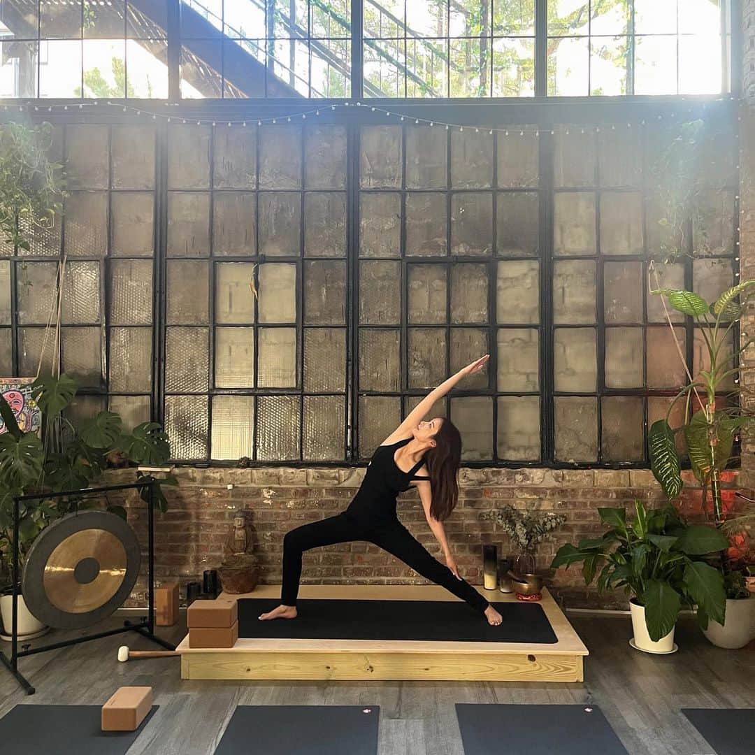Lizのインスタグラム：「ずっと行ってみたかった　@yogaspace.nyc 🩶  7:00amからのmorning yogaからはじまり、お昼は　@pressedjuicery のアサイーボール💜  健康的な一日で身体もよろこんでる✨  ウェアは　@lita_official_japan 🤍 和紙糸で出来てて地球にも優しいし、とにかく着心地が良くっておすすめだよ🫶  4/14-16に開催のオーガニックライフ東京で出店するみたいなので気になる方はいってみてね🤍試着できるみたいです！！  #yogaspeace #LITA #yogawear  #和紙 #NYヨガ」