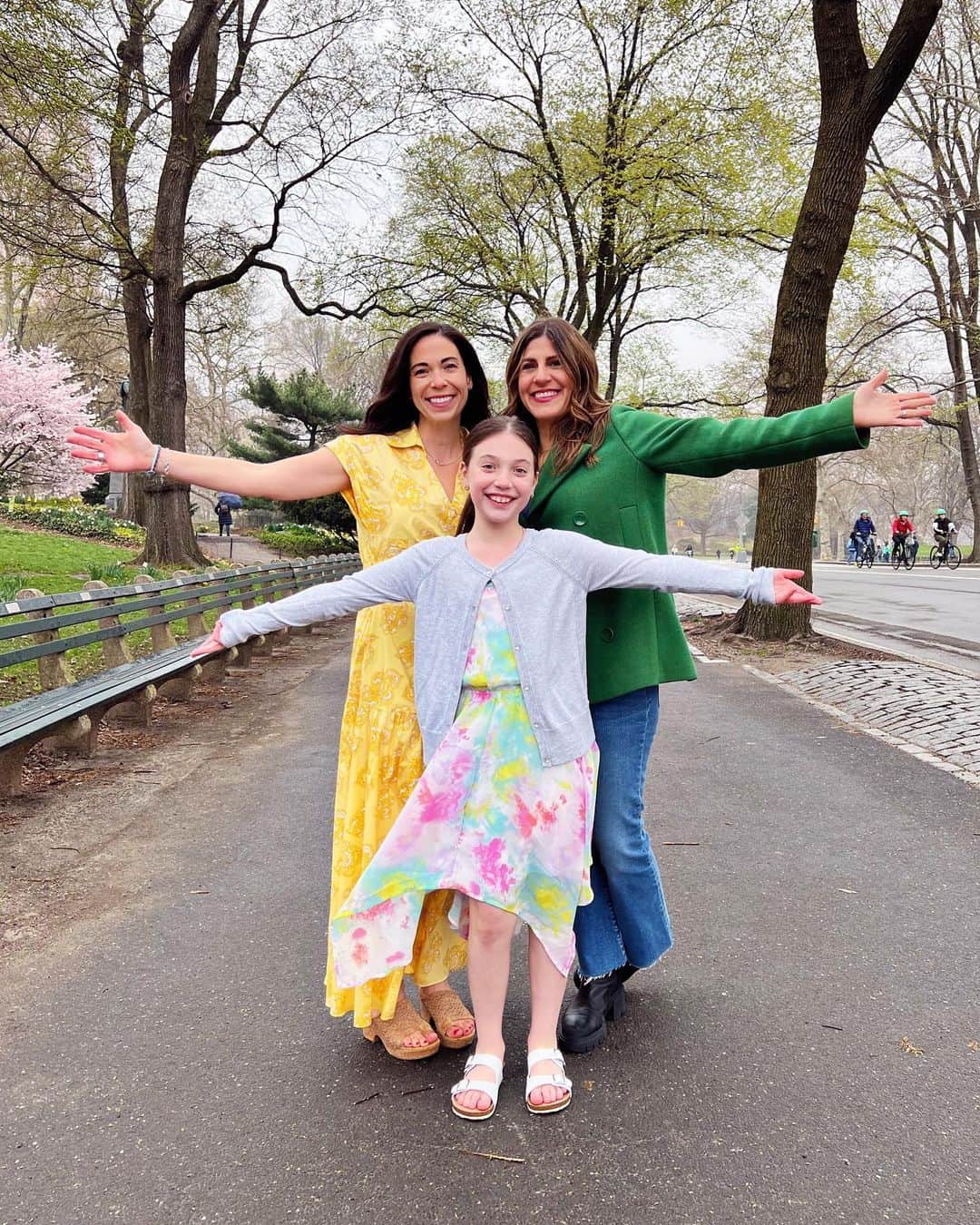 Ilana Wilesのインスタグラム：「This is Christine and her daughter Olivia. We are standing at the finish line of the NYC Marathon in Central Park. That will be relevant in a sec! Christine has been following since Olivia was two. Last year, when I announced that I had joined the board of @nyccasa, Christine reached out to tell me that she is a CASA advocate in New Jersey. She is also a runner and asked if CASA NYC had ever considered being a charity partner of the NYC marathon. I looked into it and found out you had to apply and then if approved, you would get 5 spots in the marathon. Christine sent me a link to the application. We applied and got accepted, so obviously I knew who should get the first spot! I am so excited to announce that Christine will be running the 2023 NYC marathon (her first time) for Casa NYC! She has already raised the required $2500 to participate, but I would love to throw the full support of the Mommy Shorts community behind her with a micro fundraiser! We get to support one of our own living out a lifelong dream and a great cause! I’m looking for small donations of $2-5. Just venmo ilana-wiles to contribute. If you would like to give a larger sum or don’t have Venmo, you can click the link in my bio to donate through Christine’s personal fundraising page. Her goal is $10k. All money raised will go directly to @nyccasa, a non-profit that trains advocates to provide individualized attention to the most challenging foster cases, ensuring that those children have their needs met and rights protected. Let’s do this! Oh! And one more thing– do you have a dream of running the NYC marathon? I get to give away one more spot! Let me know if you are interested in the comments below and I’ll post official details soon! I am beyond excited about this! Maybe I’ll even organize a Mommy Shorts meeting place to cheer for our team on the marathon route! 🎉🏃‍♀️」