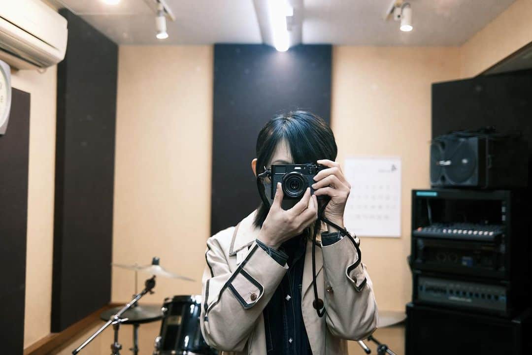 角田美喜のインスタグラム：「レッスン日🥁長い一日でした🌙  #x100v #pearldrums」