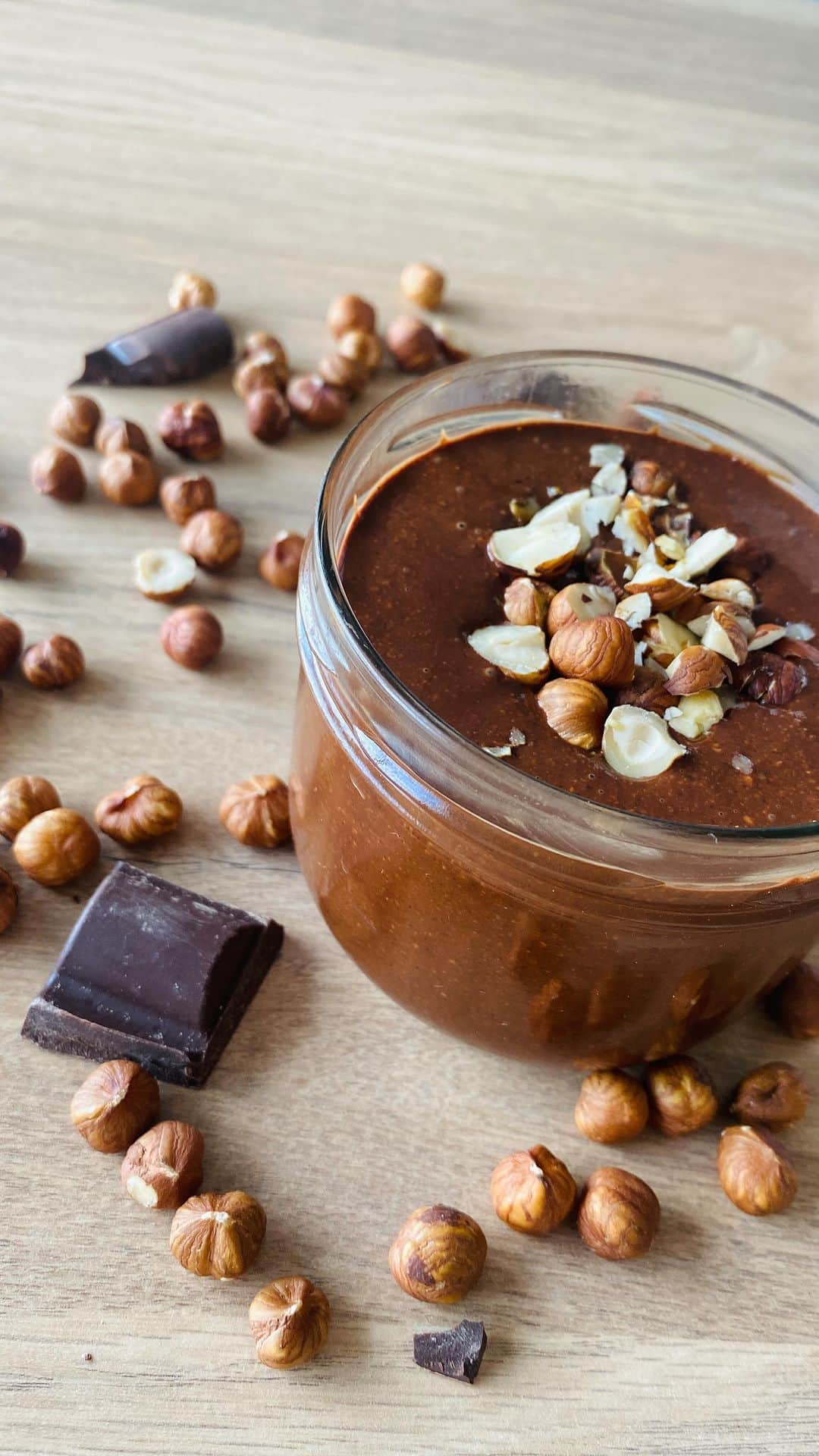 マチルド・ベセーラのインスタグラム：「• Pâte à tartiner Noisette Choco •  Teeeellement gourmande et facile !! 🍫🤤  2️⃣ 𝗶𝗻𝗴𝗿𝗲𝗱𝗶𝗲𝗻𝘁𝘀 : 100g de chocolat noir  400g de noisettes  🥣 𝗣𝗿𝗲𝗽𝗮𝗿𝗮𝘁𝗶𝗼𝗻 1- Faire torréfier les noisettes pendant 10min à 180 degrés (à surveiller pour qu’elles ne crament pas !) 2- Pendant ce temps, faire fondre le chocolat au bain marie.  3- Verser les noisettes dans un robot ou blender. Commencer à les réduire en purée (de l’huile doit en sortir). 4- Ajouter le chocolat encore chaud dessus et mixer de nouveau jusqu’à avoir une pâte lisse et homogène.  5- Verser dans un pot et conserver hors du frigo, se garde aussi longtemps que le pot dure 😉 6- Bonus: ajouter des noisettes concassées sur le dessus 🐿️  #recette #recettehealthy #noisette #chocolat #naturopathie #naturopathe #pateatartiner #faitmaison #homemade #sanssucre #plaisir #healthyfood #gourmandise」