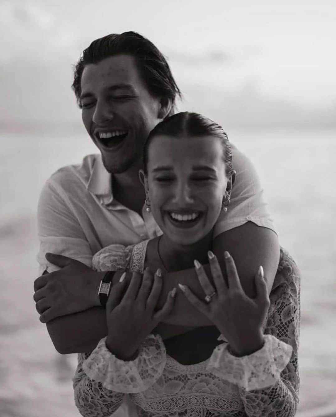 Blonde Saladさんのインスタグラム写真 - (Blonde SaladInstagram)「Millie Bobby Brown @milliebobbybrown is officially engaged 💍 Today the actress (19 yo) took her Instagram account to announce it with fiancé Jake Bongiovi (20), son of the Rock legend Jon Bon Jovi and showing a 4 carats diamond ring (+ a super cute white lace dress). Congrats! ✨👰🏻‍♀️🤵🏼  #MillieBobbyBrown #JakeBongiovi #EngagementRing #News #StrangerThings #Netflix #TheBlondeSalad」4月12日 0時31分 - theblondesalad