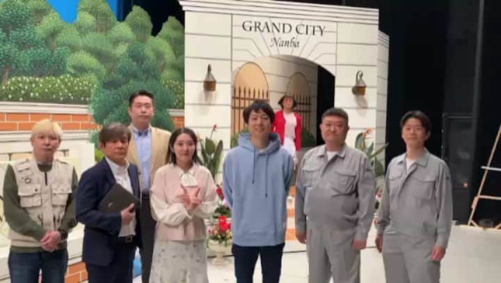 吉本新喜劇のインスタグラム：「今週の #なんばグランド花月 は #すっちー 座長週🍬  「すち子の、娘の不幸は蜜の味！？」を 4/11(火)〜4/17 (月)まで 毎日上演しております🌈💫  舞台は豪華な高級マンション🏢✨ すち子さんは少し離れた場所から📸  信濃さんが大活躍・・・？🤔 ぜひその真相を確かめに来てください〜🧐👣  #吉本新喜劇 #よしもと新喜劇」