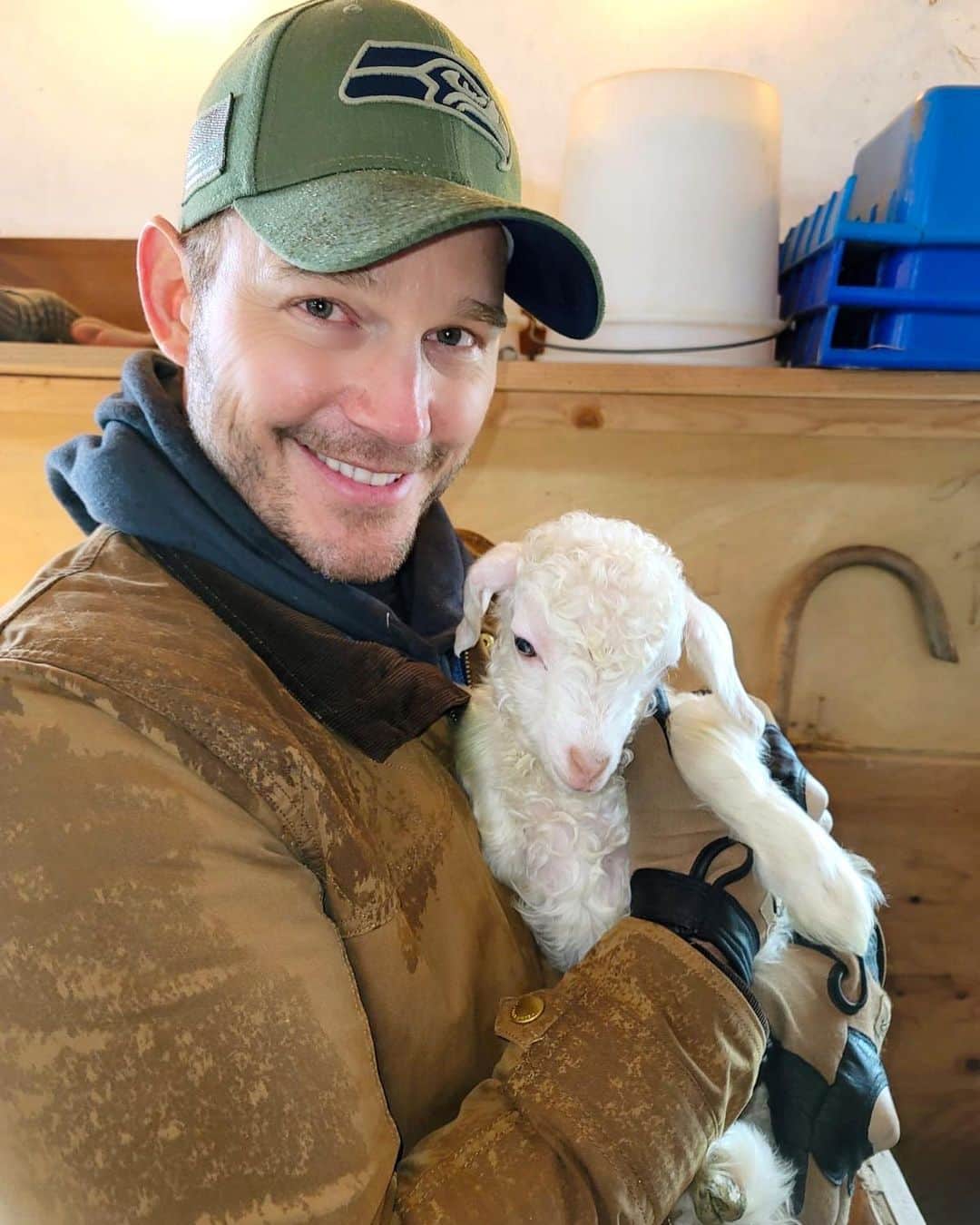 クリス・プラットのインスタグラム：「Thank you to everyone who checked out The Super Mario Bros. Movie this weekend! If you haven’t yet, do! To celebrate I held a baby goat, caught a couple bass, found a blacktail shed, drank some coffee and hung out with my bro in the A- frame he and his girlfriend Lindsay refurbished, got teased because Lindsay actually found the shed not me but I took a picture like I found it. Am I jealous? Yes. But would I tell her that? No. Psalm 23 “He makes me lie down in green pastures. He leads me to still water.” #StillwaterRanch」