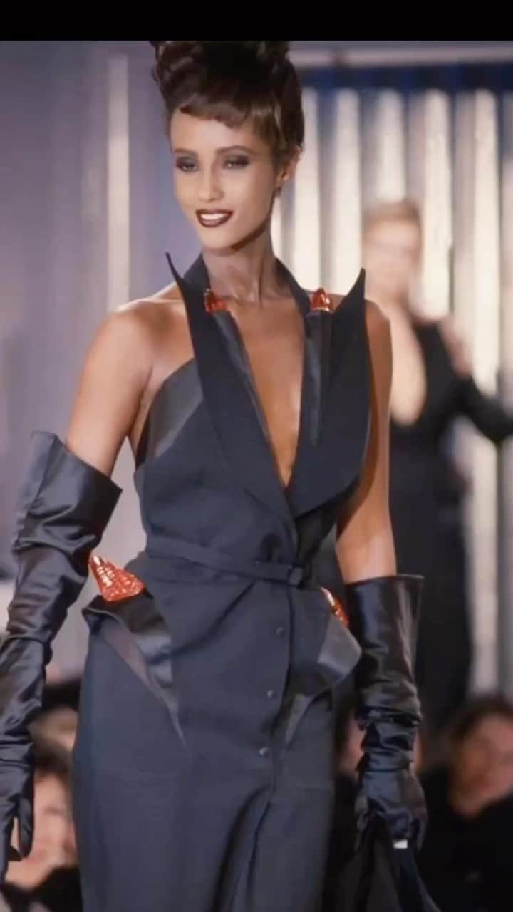 イマン・アブドゥルマジドのインスタグラム：「#rp @lavernecox #AMomentofMugler  What a privilege it has been to have @manfredthierrymugler #couturissime exhibit at the @brooklynmuseum. Just to be able to go and visit such iconic works of wearable art from a master, so close to home, it has reinvigorated and inspired me every time I’ve seen the exhibit. It closes May 6. Run don’t walk to experience the genius’ work up close and personal.  ... Now a word about this very, very special dress I’m wearing from Mr. Mugler’s f/w 1989 Buick Hiver collection. There are so many iconic pieces in that collection. I can’t believe I’ve been able to add this one to my personal collection. I mean the iconic @the_real_iman wore this on the runway. I don’t have words.  #BrooklynMuseum #ThierryMugler #Mugler」