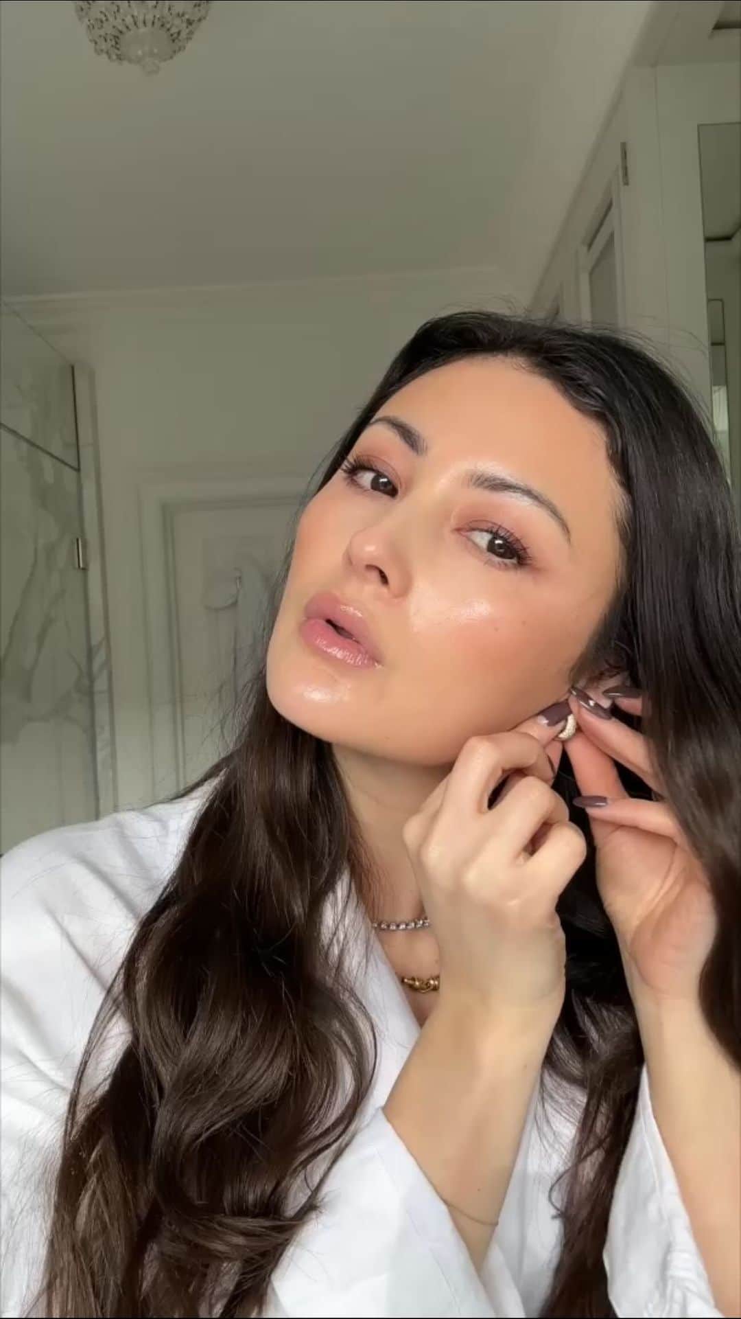ペオニー・リムのインスタグラム：「Old Money Makeup• GRWM  Products in order of appearance… @skinceuticals ce ferulic, epidermal repair, ultra facial UV defence sunscreen.  @bobbibrownuk intensive serum foundation, SPF40 (W-046) and intensive serum concealer ( beige).  @lauramercier brightening powder  @victoriabeckhambeauty Matte bronzing brick (03) Bobbi brown brightening blush (Blushed bronze) @nuoriskincare vital unifier Toner, essence and mist in one  @westmanatelier lit up, highlighter stick (lit)  Bobbi brown long wear cream shadow stick (bark)  @cledepeaubeaute perfect lash mascara Westman Atelier squeaky, clean, liquid lip balm (nana) and lip suede (les nudes) #peonylimbeauty  includes press samples」