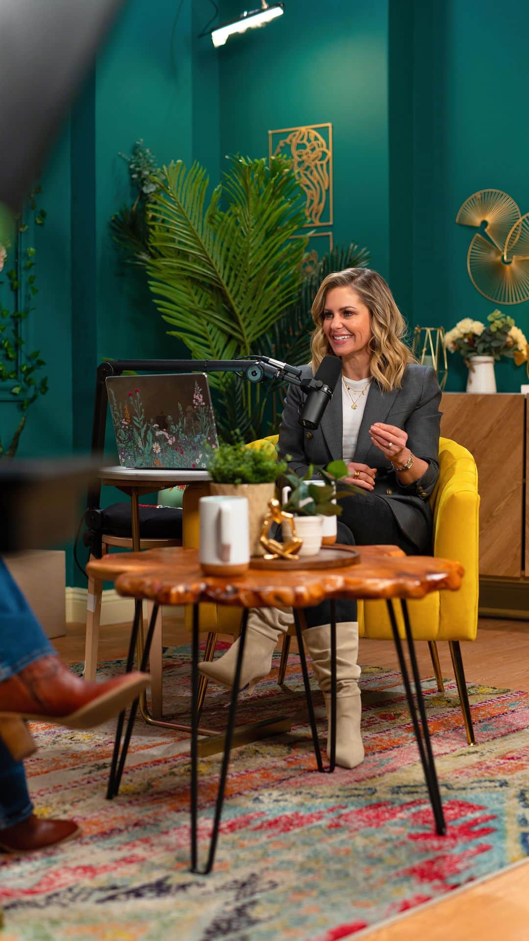 キャンディス・キャメロン・ブレのインスタグラム：「Season 2 of the @candacecameronburepodcast with @dontmomalone has been off to an amazing start! We’re only 3 episodes in, but what has been your favorite so far?   This week we are talking along the lines of the quote “how you spend your minutes is how you spend your life.” Are we stewarding our time well and being PRESENT?  Ephesians 5:15-17 says “Look carefully then how you walk, not as unwise but as wise, making the best use of the time, because the days are evil. Therefore, do not be foolish, but understand what the will of the Lord is.”  You can go to Candace.com and listen to episode 3 now wherever you listen to your podcasts!  #ccbpodcast #dontmomalonepodcast」