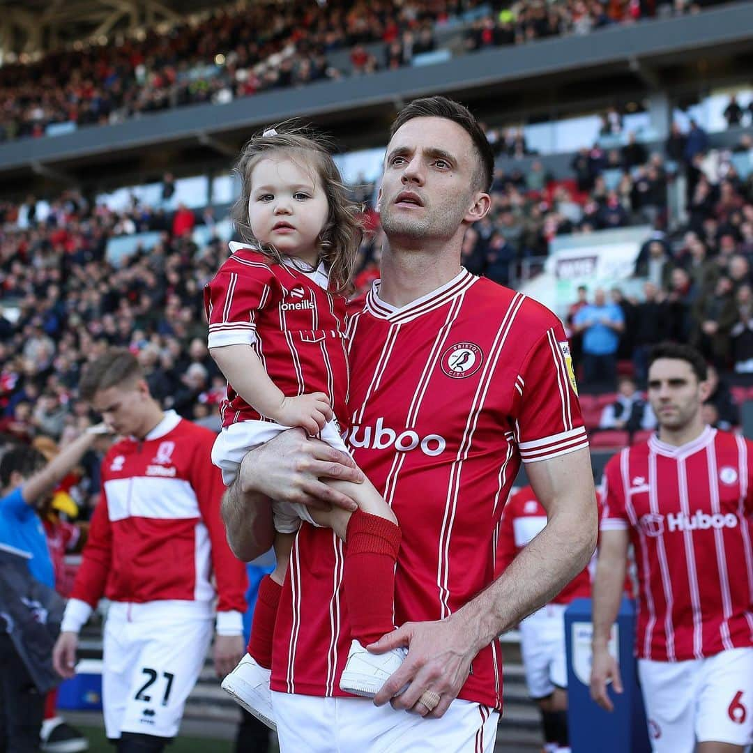 アンディー・キングのインスタグラム：「My girl my mascot ❤️  Two good results over the Easter weekend, looking forward to the last 5 games」