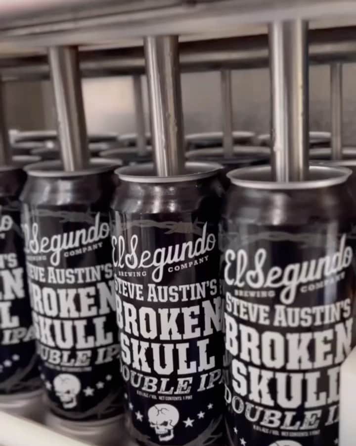 ストーン・コールド・スティーブ・オースチンのインスタグラム：「Broken Skull Double IPA. 8% ABV In stores now. Cheers! #beer #craftbeer #usa #america  🇺🇸🇺🇸🇺🇸 @esbcbrews @brokenskullbeer」