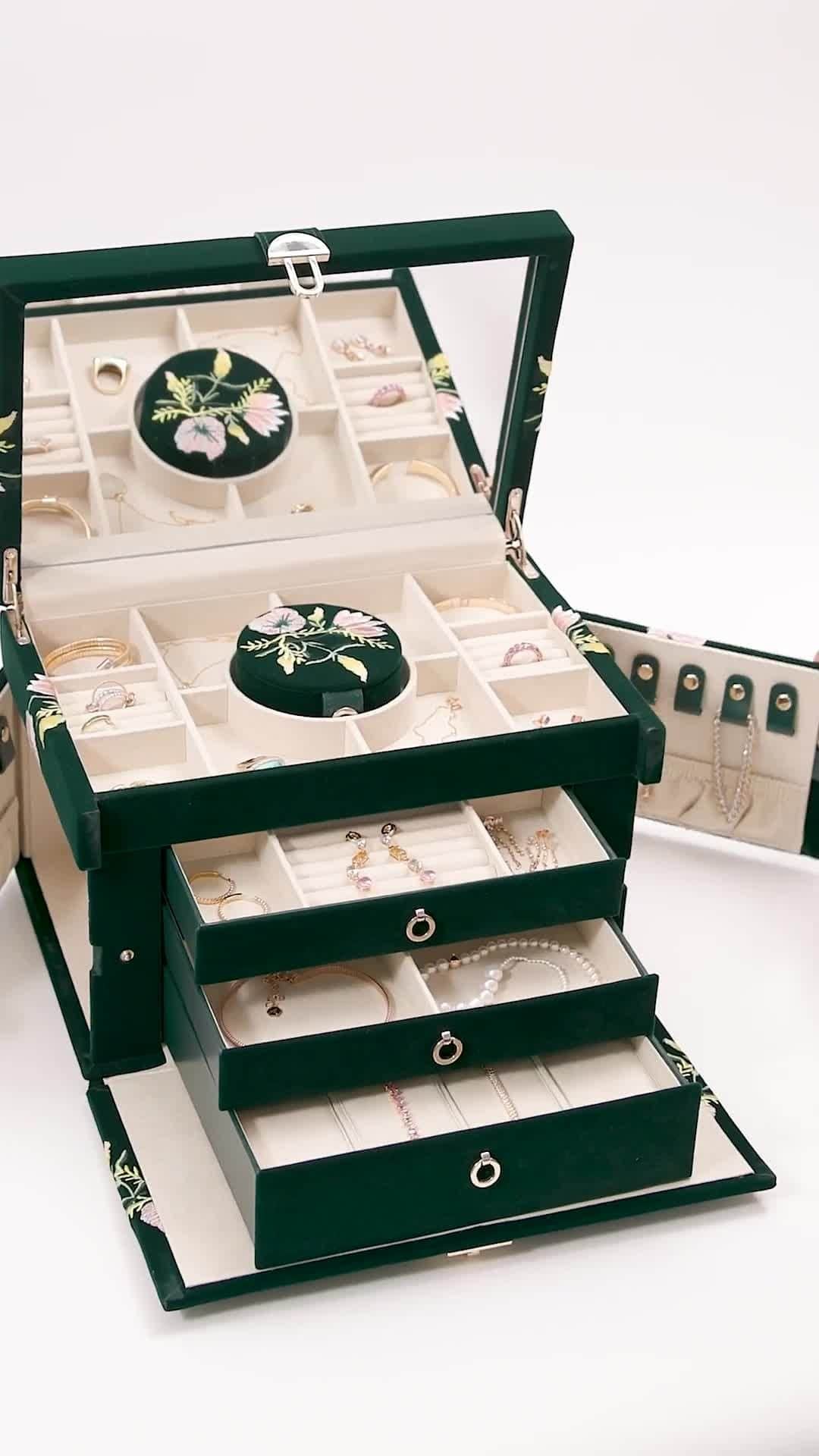 Harrodsのインスタグラム：「Precious things deserve precious homes – and there’s no finer dwelling for your fine jewellery than a Wolf case. Drawing on the brand’s 189 years of expertise, this chic jewellery box not only neatly organises your pieces, but it also prevents them from tarnishing for up to 35 years thanks to its LusterLoc lining.  Find #Wolf1834 in The Arcade on the Lower Ground Floor, at harrods.com and through our Personal Shopping service.  #Harrods」