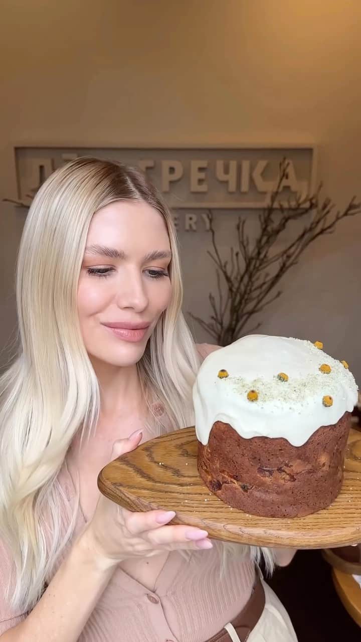 エレナ・ペルミノヴァのインスタグラム：「Дааа, вижу все ваши заказы и понимаю почему курага в топе ваших фаворитов! Очень сочный, солнечный кулич , невероятно вкусный , да ещё без сахара и gluten free - мы когда дегустировали всей семьей дети умоляли взять с собой этот кулич на сафари 😂 берите сразу два, потом ещё спасибо скажете! @lenandgrechka 💛」