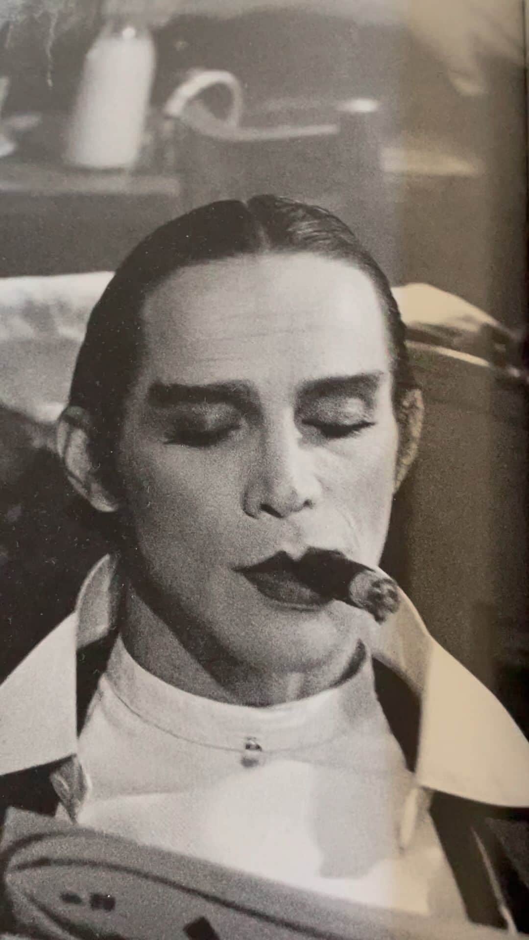 ジェニファー・グレイのインスタグラム：「happy birthday, dad! today joel grey is ninety-wonderful! #91 @joelgnyc what a life of extraordinary!」