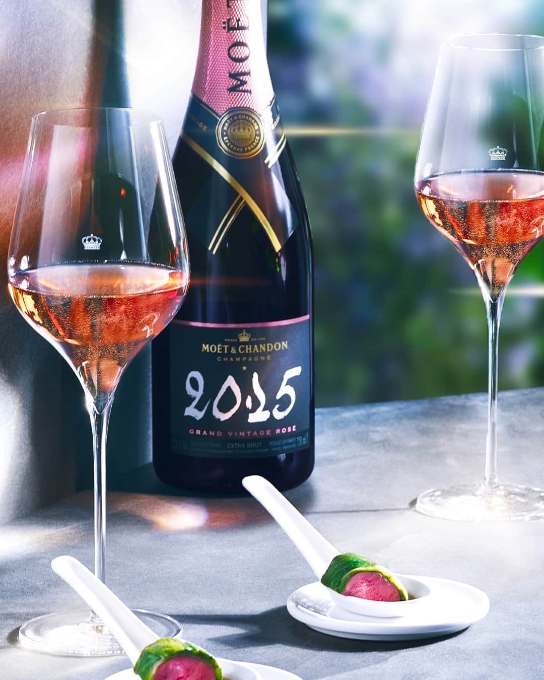 Moët & Chandon Officialのインスタグラム：「A pairing for the eyes and the palate. Pigeon 57°C Maki with rich blackberry jus accentuates the powerful, faceted palate of this Grand Vintage Rosé 2015, while the deep ruby and green reflect the chromaticity of the Champagne’s strawberry notes and scents of flowery garrigue.⁣ ⁣ #GrandVintage #MoetChandon ⁣ ⁣ This material is not intended to be viewed by persons⁣ under the legal alcohol drinking age or in countries⁣ with restrictions on advertising on alcoholic beverages.⁣ ENJOY MOËT RESPONSIBLY.」