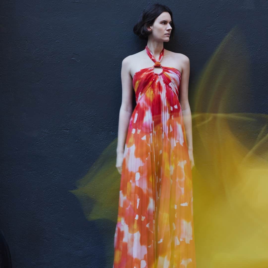 ホルストンのインスタグラム：「Put a bold stamp on spring styling with the Jill Gown」
