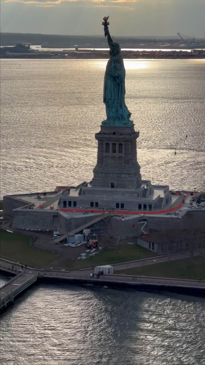nyonairのインスタグラム：「🚁🤩   #reels #reelsinstagram #nyc #newyorkcity」