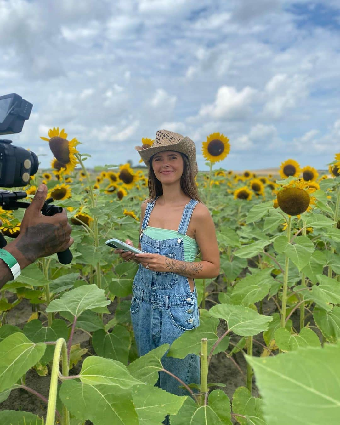 Emily Zeckさんのインスタグラム写真 - (Emily ZeckInstagram)「In honor of getting married in less than ONE MONTH 😱 here’s a nostalgic photo dump of May 2022」4月12日 1時03分 - thatpineapplegirl