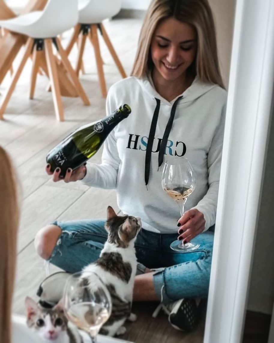 イタレッセさんのインスタグラム写真 - (イタレッセInstagram)「L’aperitivo perfetto si degusta in compagnia, giusto? 🐈   Masterclass 42 è il calice perfetto per degustare vini spumanti e champagne particolarmente freschi ed eleganti 🥂  🇬🇧   The perfect aperitif is spent in good company, right? 🐈  Masterclass 42 is the perfect stem glass for serving particularly fresh and elegant sparkling wines and champagne 🥂  ph. by @instawineitalia   #Italesse #tastelikeamaster #calicisensoriali #masterclass #wineglass #wine #winelover #instawine #sommelier #cheers #champagne #perlage #metodoclassico #bollicine #enjoywine #enjoy」4月12日 1時03分 - italesse